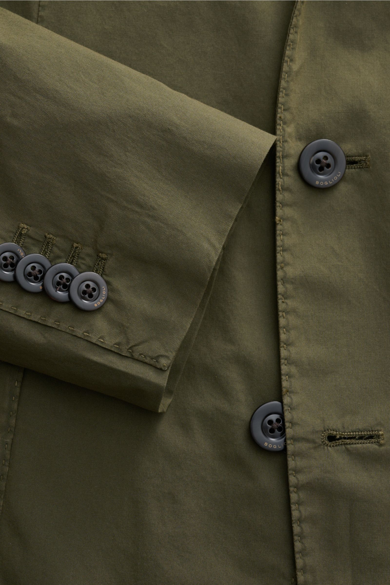 Boglioli Sakko 'K. Jacket' oliv aus leichtem Baumwoll-Stretch, Slim Fit, Unconstructed Design, zwei Knöpfe, Knopfleiste und Ärmel mit vier Knöpfen, Nahaufnahme von oben.