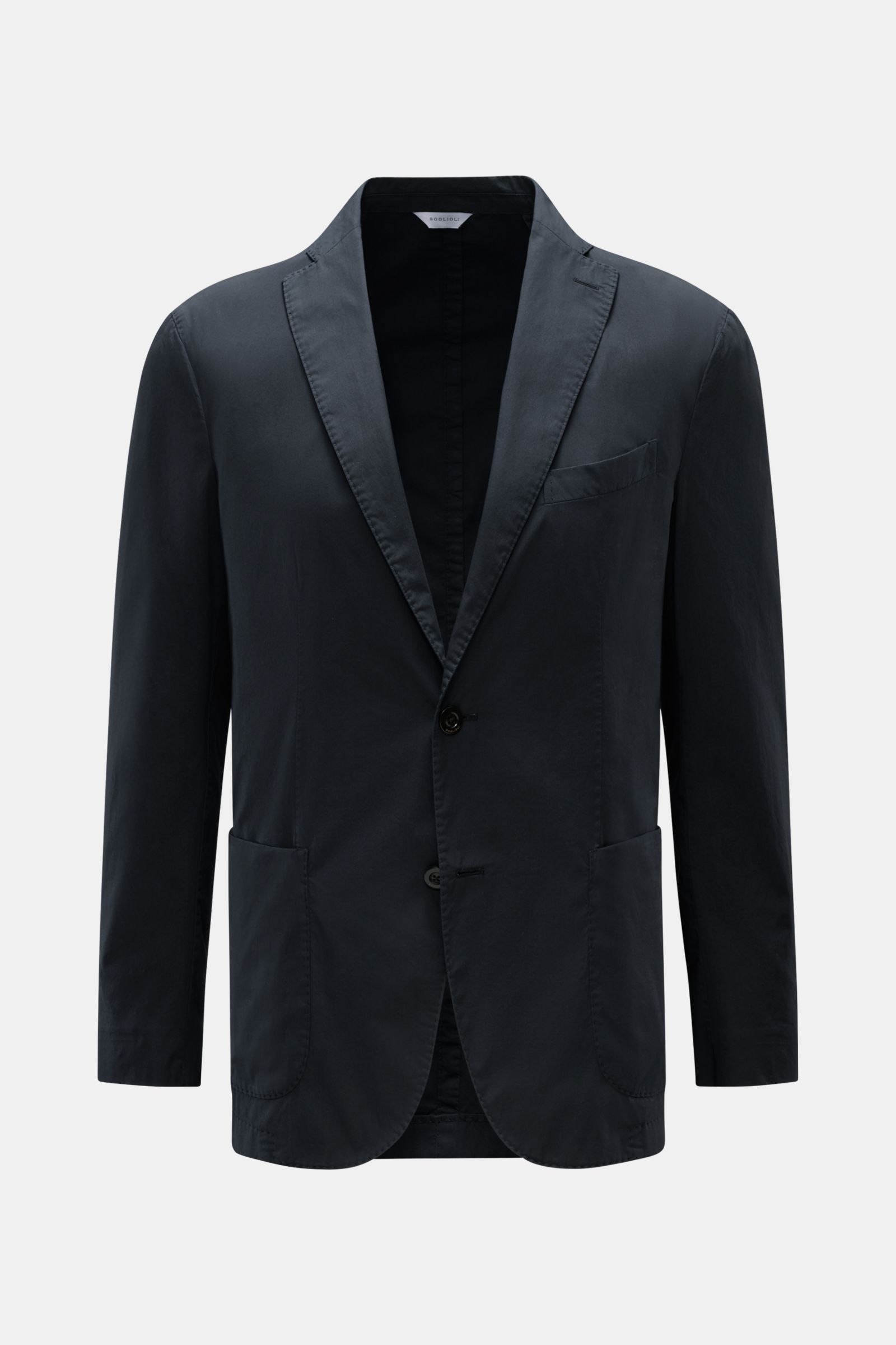 Frontale Nahaufnahme des Boglioli Sakko 'K. Jacket' navy aus leichtem Baumwoll-Stretch in Slim Fit mit zwei Knöpfen, fallendem Revers und Taschen, ideal für Business-Trips.
