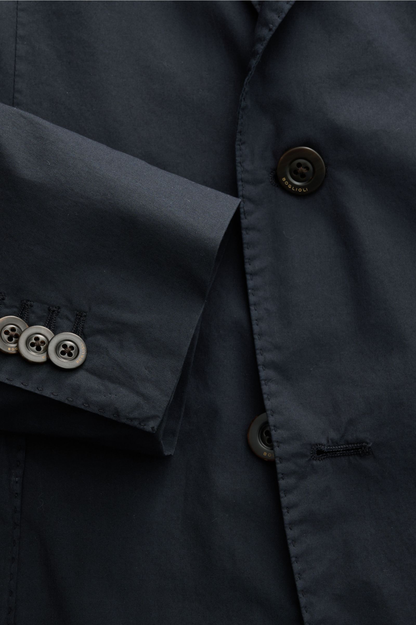Nahaufnahme des Boglioli Sakko 'K. Jacket' navy in Slim Fit mit leichtem Baumwollgewebe, Kissing Buttons und tailliertem Zwei-Knopf-Stil.