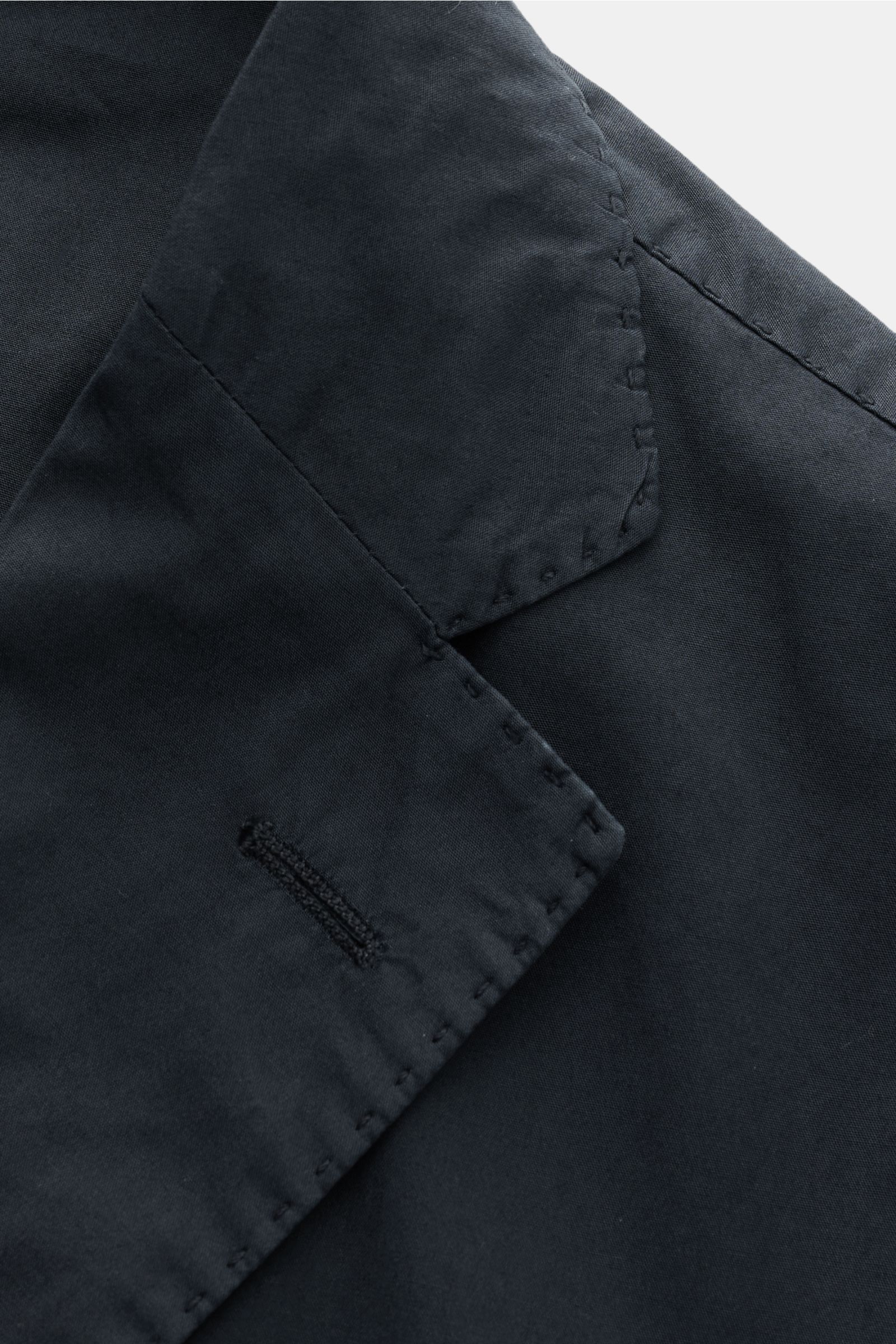 Blick auf das fallende Revers des Boglioli Sakko 'K. Jacket' navy aus leichtem Baumwoll-Stretch, Unconstructed Design, Slim Fit.