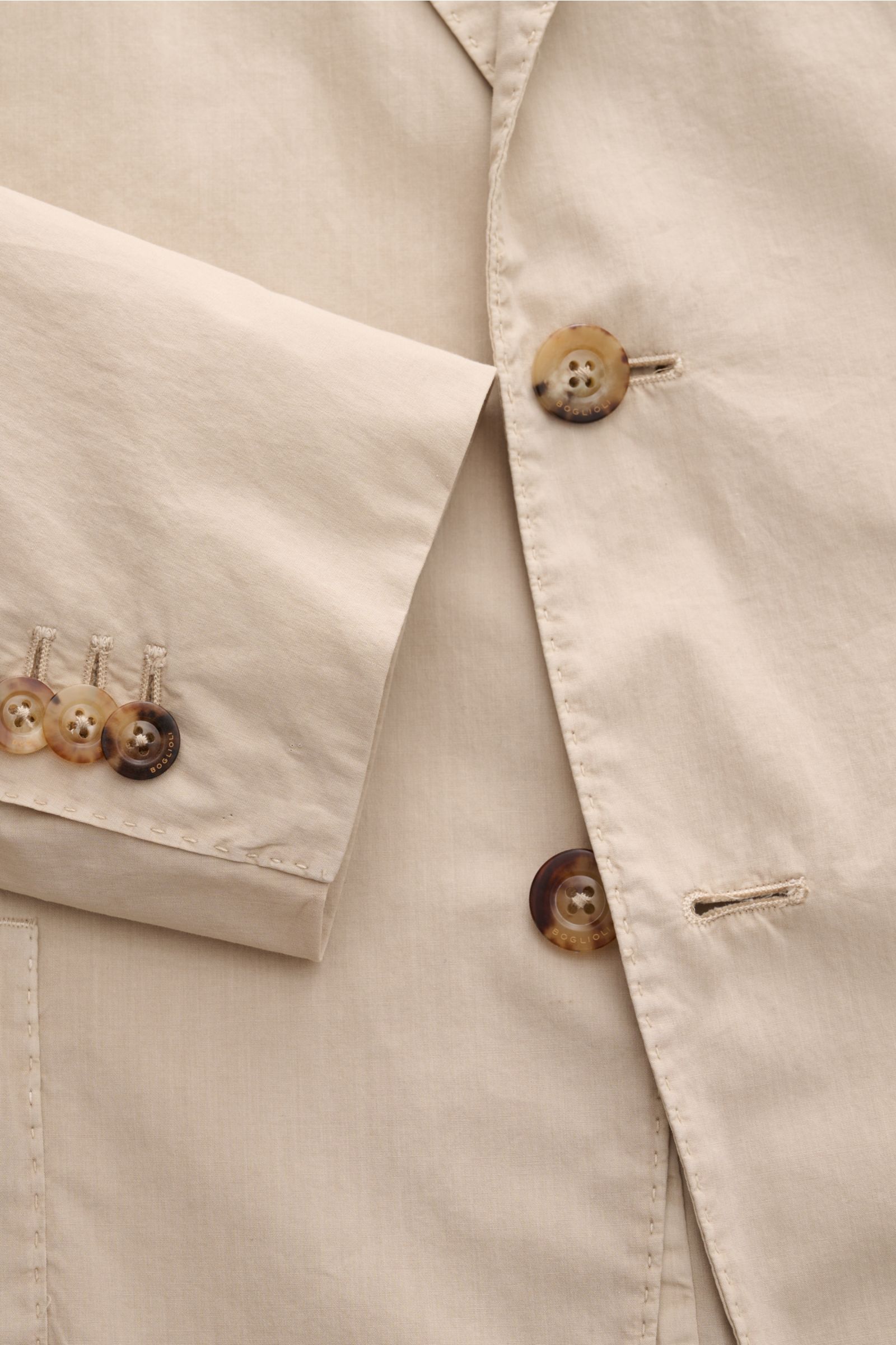 Boglioli Sakko 'K. Jacket' beige aus leichter Baumwolle mit Stretch, Slim Fit, Zwei-Knopf-Stil, fallendem Revers, Nahaufnahme von Knöpfen und Ärmel.