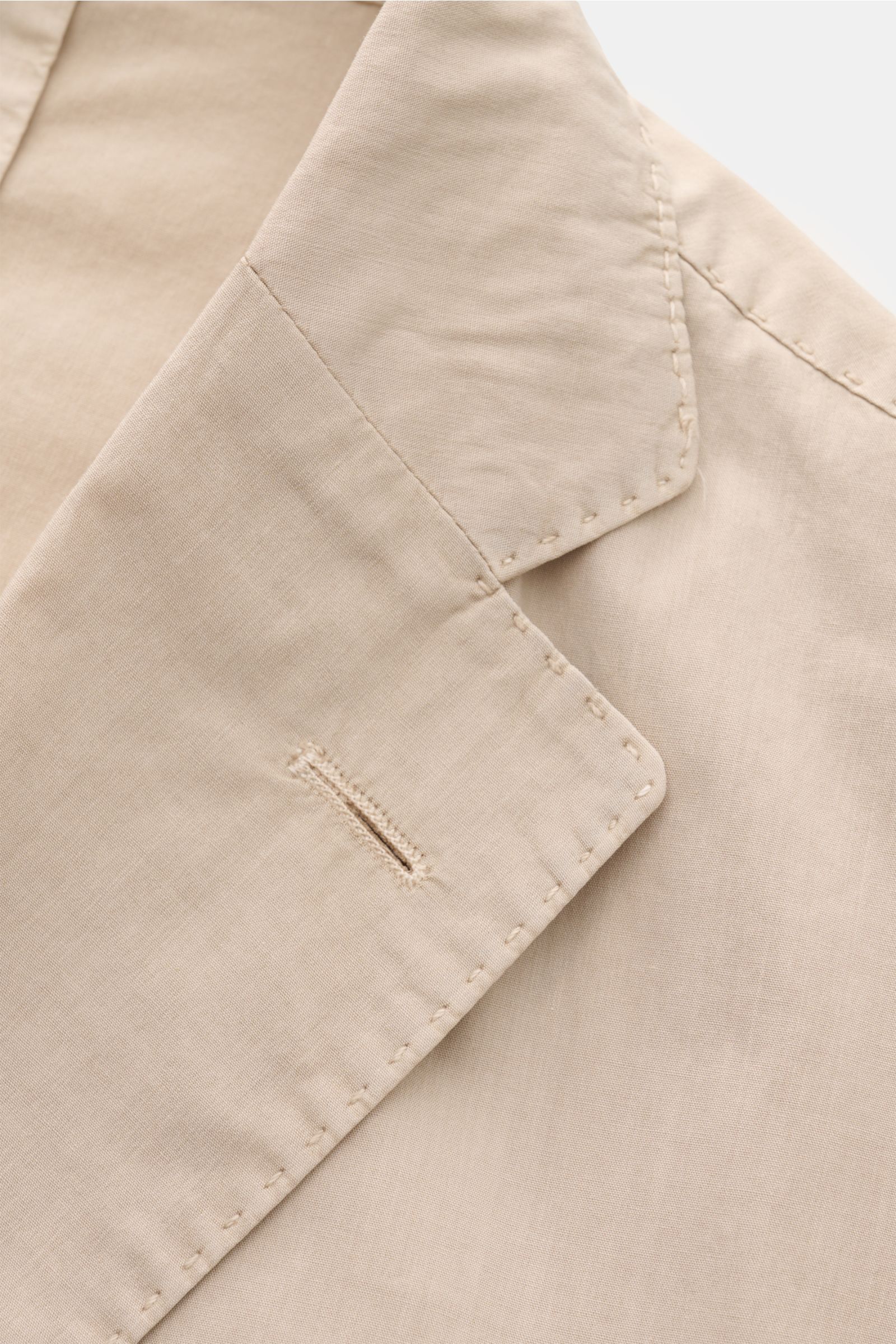 Boglioli Sakko 'K. Jacket' beige in Unconstructed Design, leichte Baumwolle mit Stretch, Slim Fit, fallendes Revers, Nahaufnahme des Kragens.