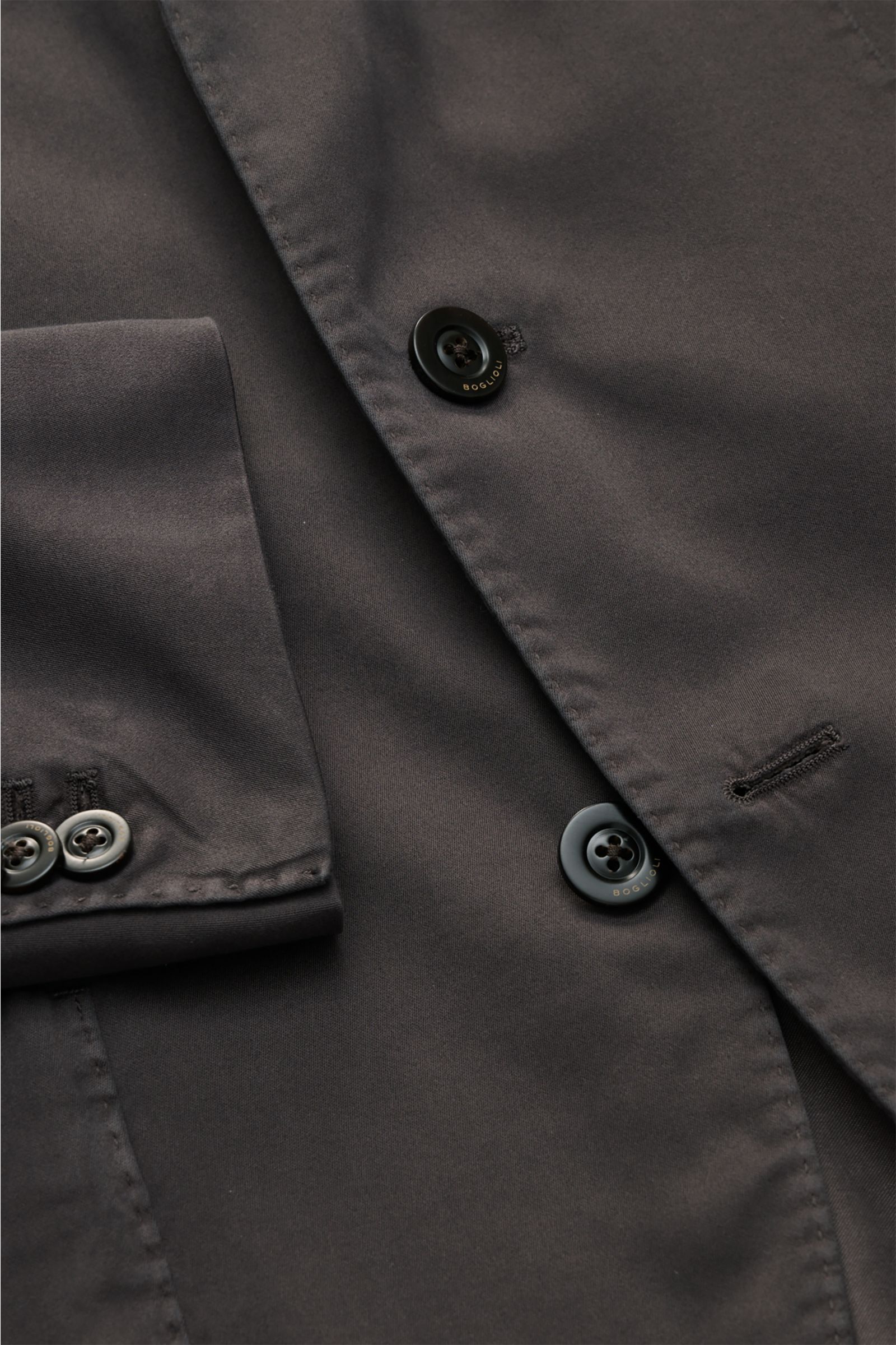Close-up front view of the Boglioli Smart-casual jacket 'K. Jacket' dark grey, highlighting soft cotton-lyocell blend fabric, buttons, and stitching.

Ideal for business and leisure: With the simple unconstructed smart-casual jacket 'K. Jacket' from BO