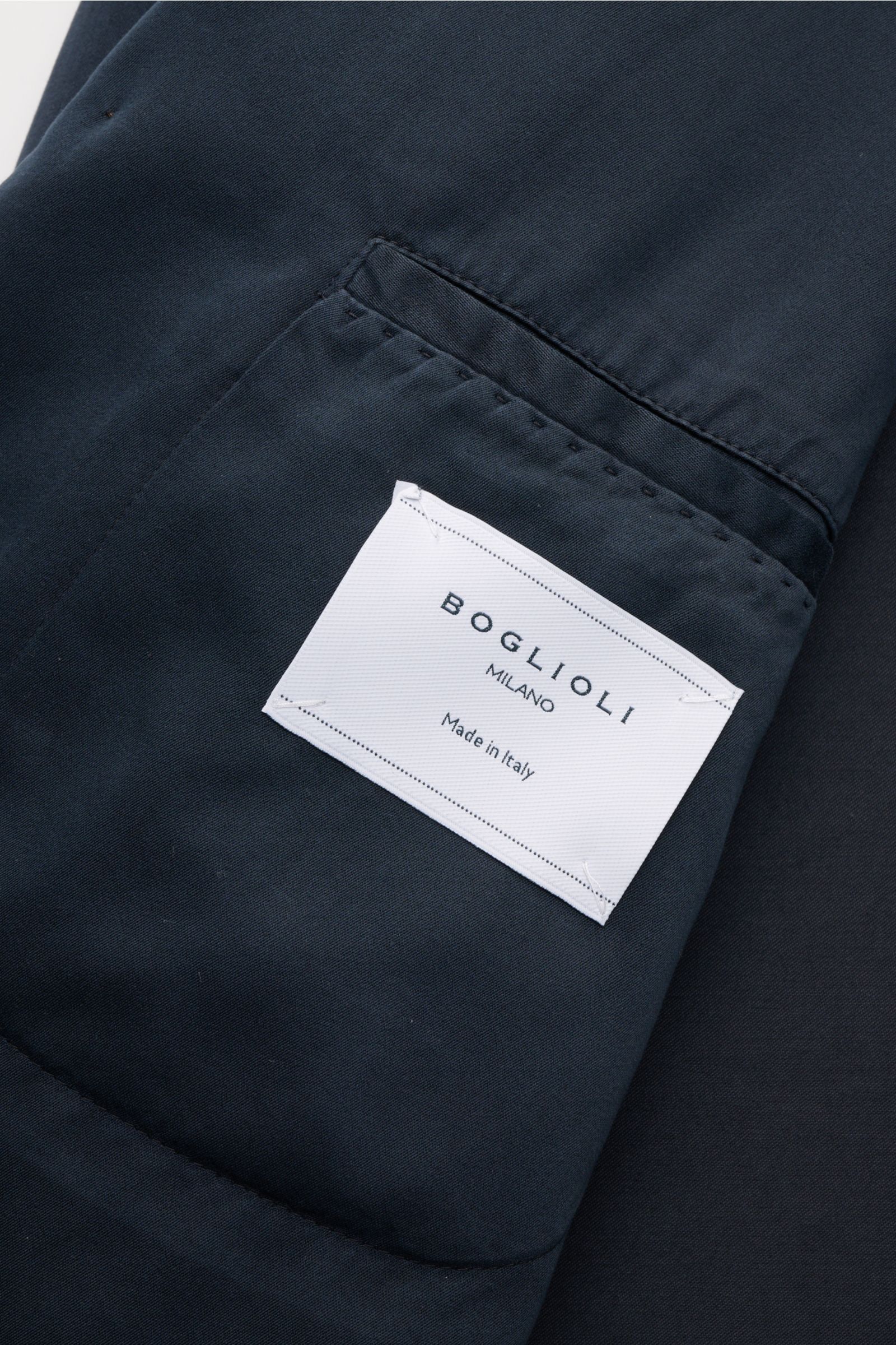 Nahaufnahme des Innenfutters vom Boglioli Sakko 'K. Jacket' navy mit weißem Markenlabel, Baumwolle-Lyocell-Cashmere-Mix.