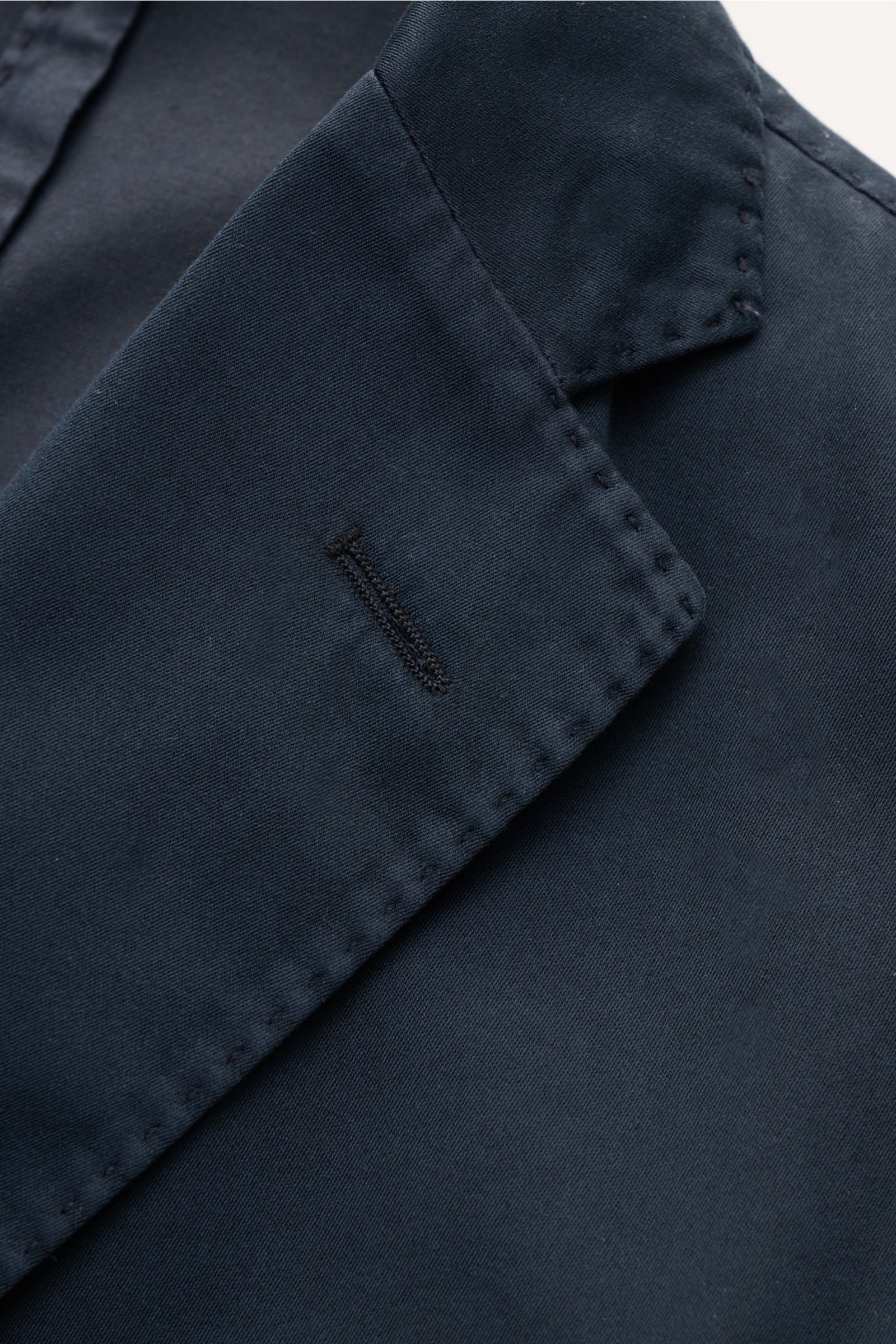 Nahaufnahme des fallenden Revers und Knopfloch des Boglioli Sakko 'K. Jacket' navy aus Baumwolle-Lyocell-Cashmere-Mix, slim fit und Unconstructed-Design.
