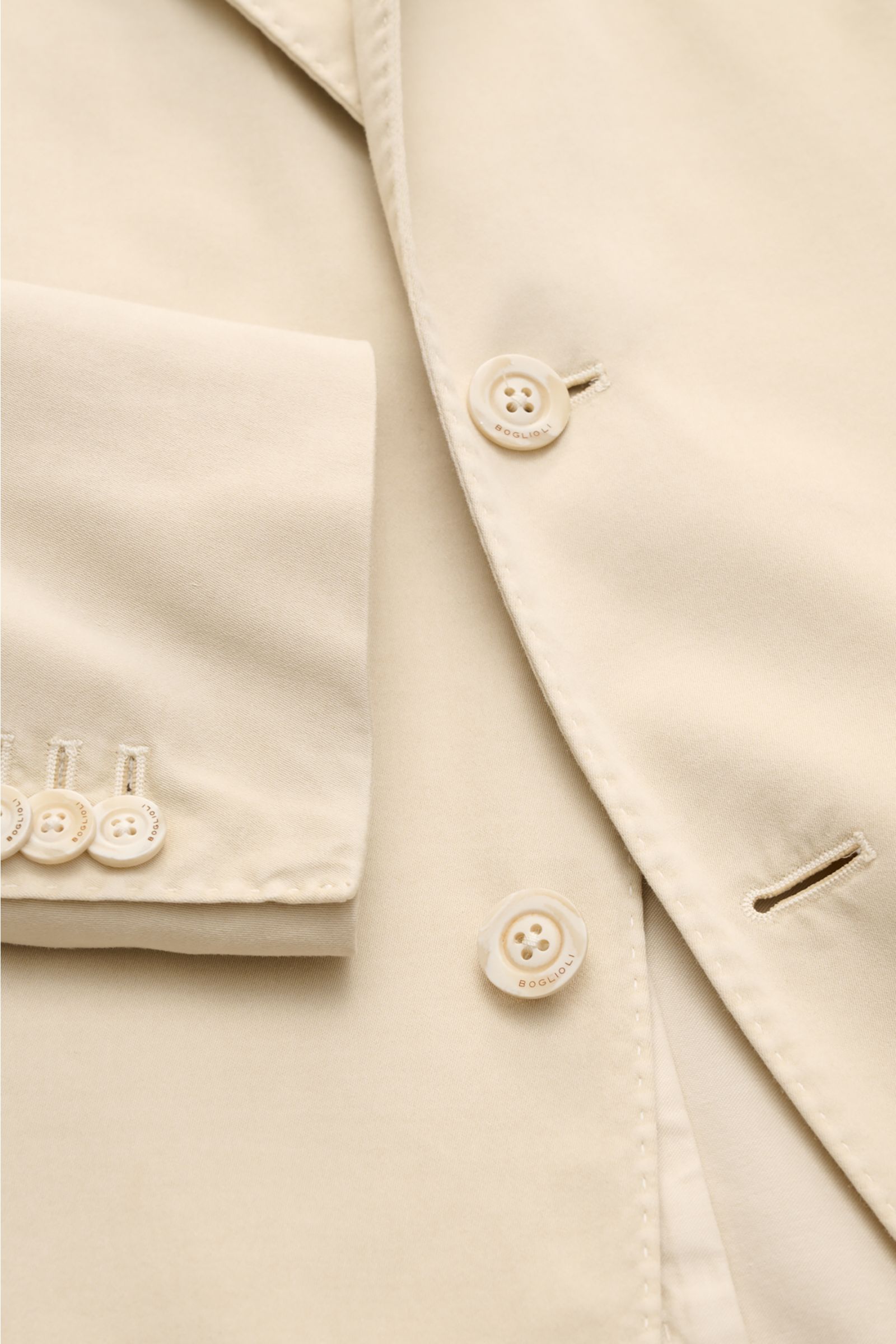 Nahaufnahme des Boglioli Sakko 'K. Jacket' sand in Slim Fit mit Unconstructed Design, soften Baumwolle-Lyocell-Mix, Kissing Buttons und fallendem Revers.