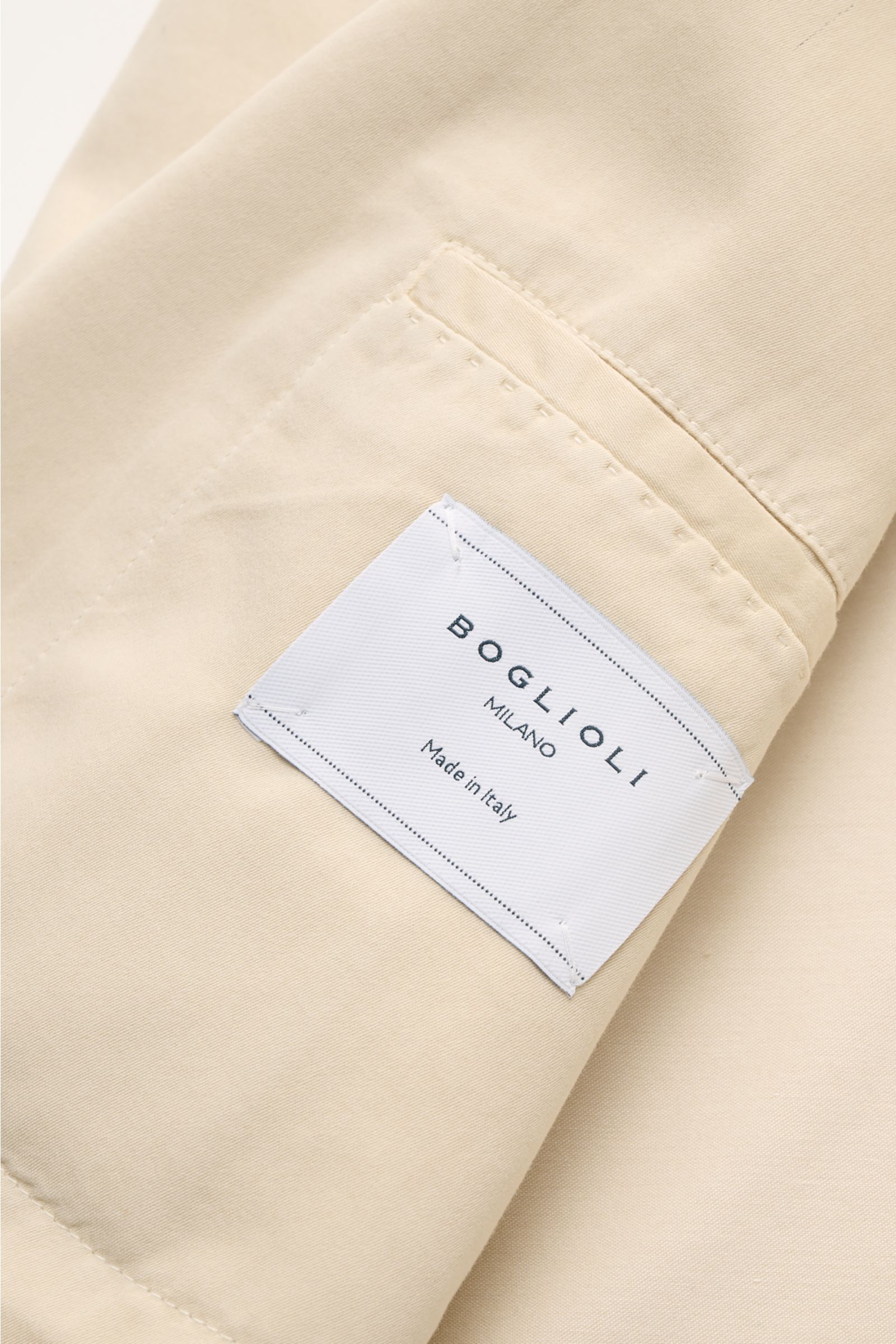 Nahaufnahme des Innenfutters mit weißem Label des Boglioli Sakko 'K. Jacket' sand aus Baumwolle-Lyocell-Mix mit Cashmere.