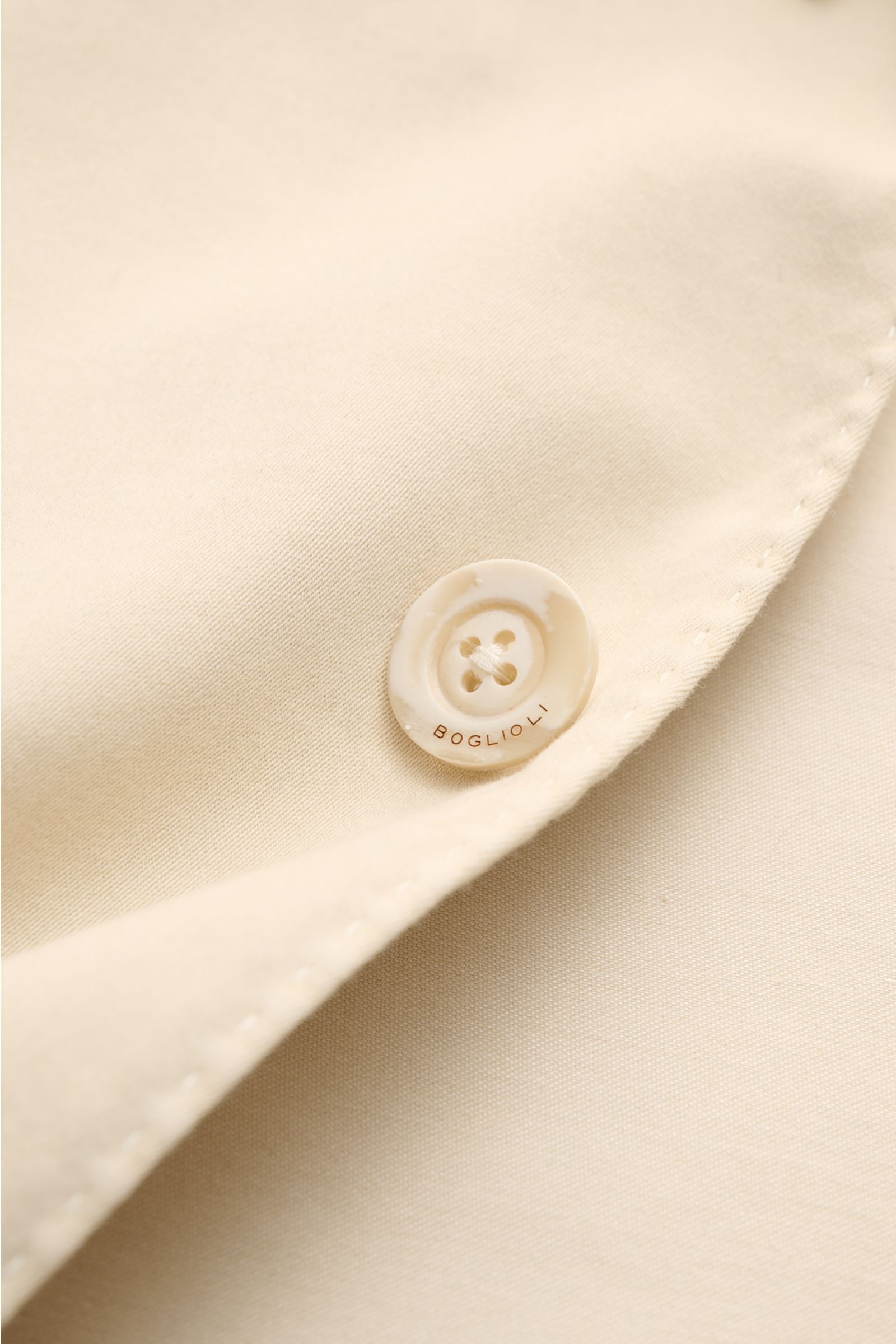 Nahaufnahme des Boglioli Sakko 'K. Jacket' sand mit Knopf und feiner Baumwolle-Lyocell-Cashmere-Mischung, soft und slim fit.