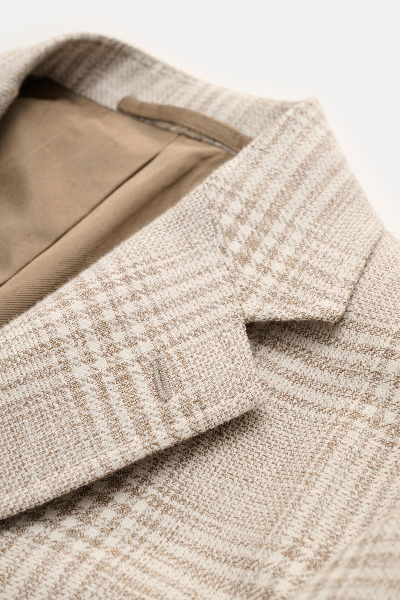 Nahaufnahme des Stile Latino Sakkos 'Vincenzo' braun/creme kariert von oben, leichter Baumwoll-Woll-Leinen-Mix, Glencheck, Slim Fit, fallendes Revers.