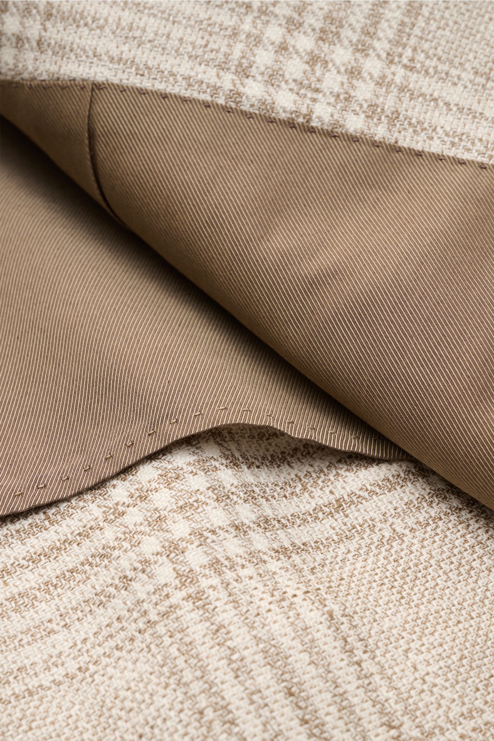 Nahaufnahme des halb gefütterten Innenfutters des Stile Latino Sakko 'Vincenzo' braun/creme kariert mit Baumwolle, Wolle, Leinen.