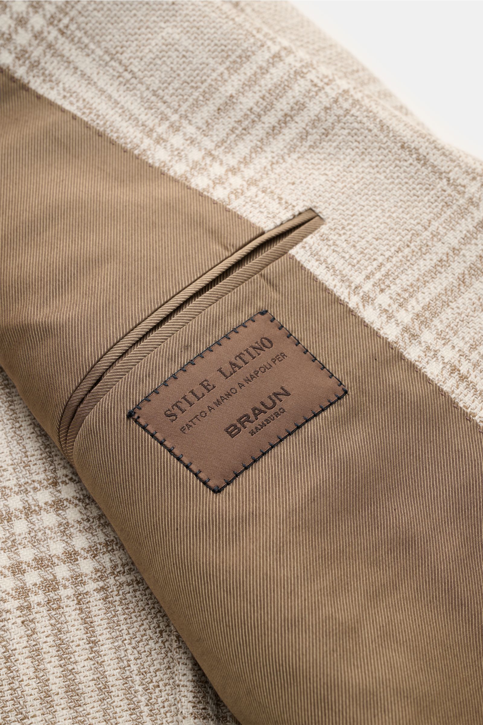 Nahaufnahme des Innenfutters und Labels des Stile Latino Sakko 'Vincenzo' braun/creme kariert aus Baumwolle, Wolle und Leinen.