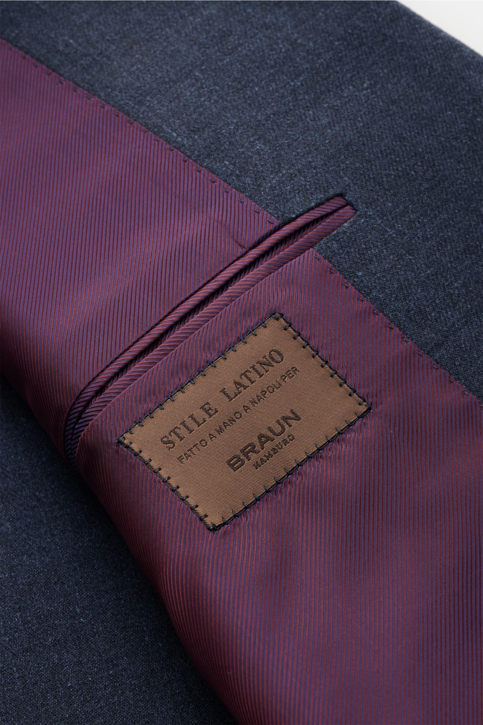 Close-up top view of the inside pocket and label on the Stile Latino Smart-casual jacket 'Vincenzo' navy mottled.

STILE LATINO presents luxury you can feel with its elegant smart-casual jacket 'Vincenzo' in a blend of lightweight cashmere and linen. B