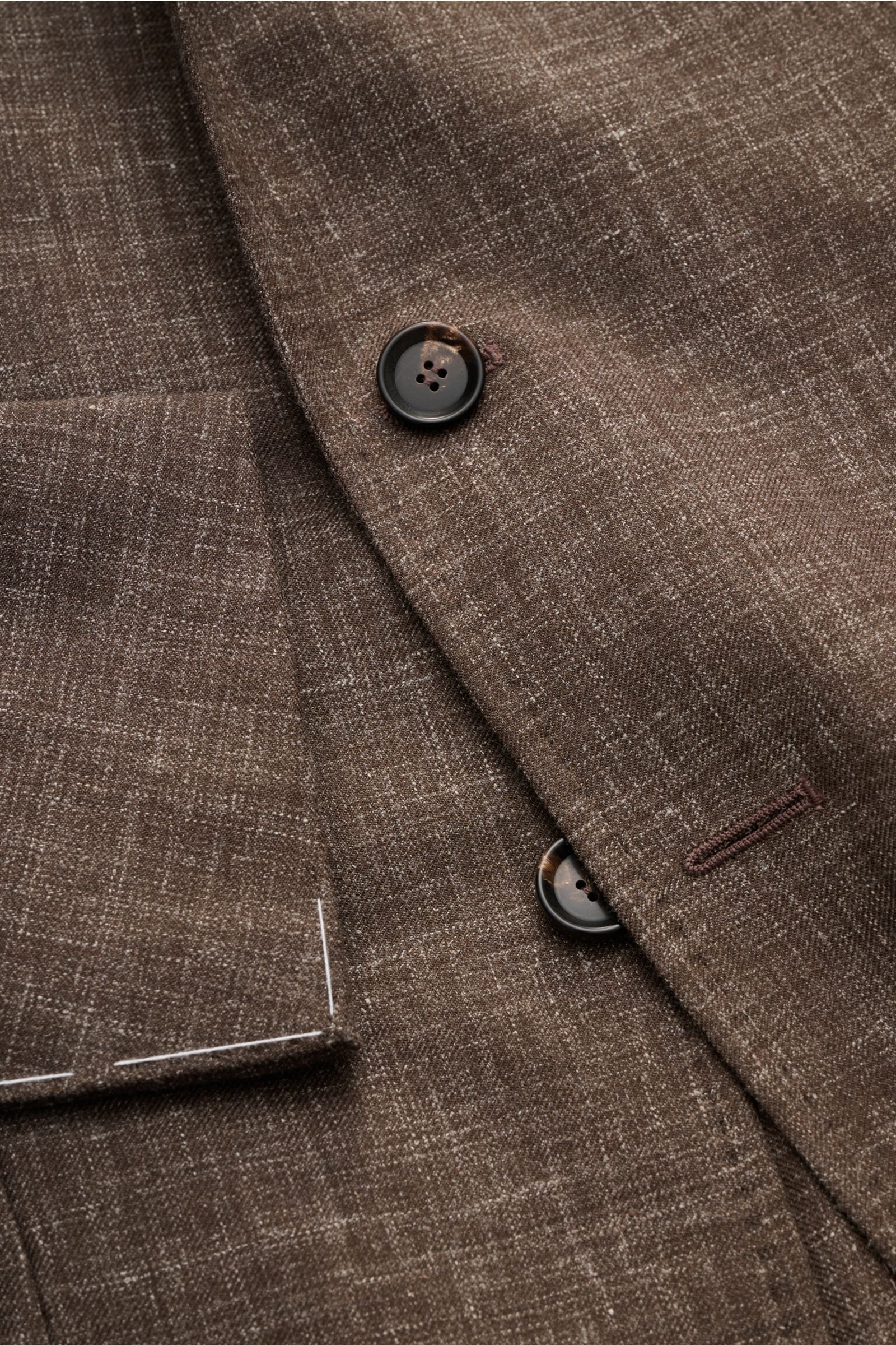 Close-up front angle of Stile Latino smart-casual jacket 'Vincenzo' dark brown mottled showing button and fabric texture.

The classic smart-casual jacket 'Vincenzo' by STILE LATINO has bags of Italian character: effortlessly create charismatic office 