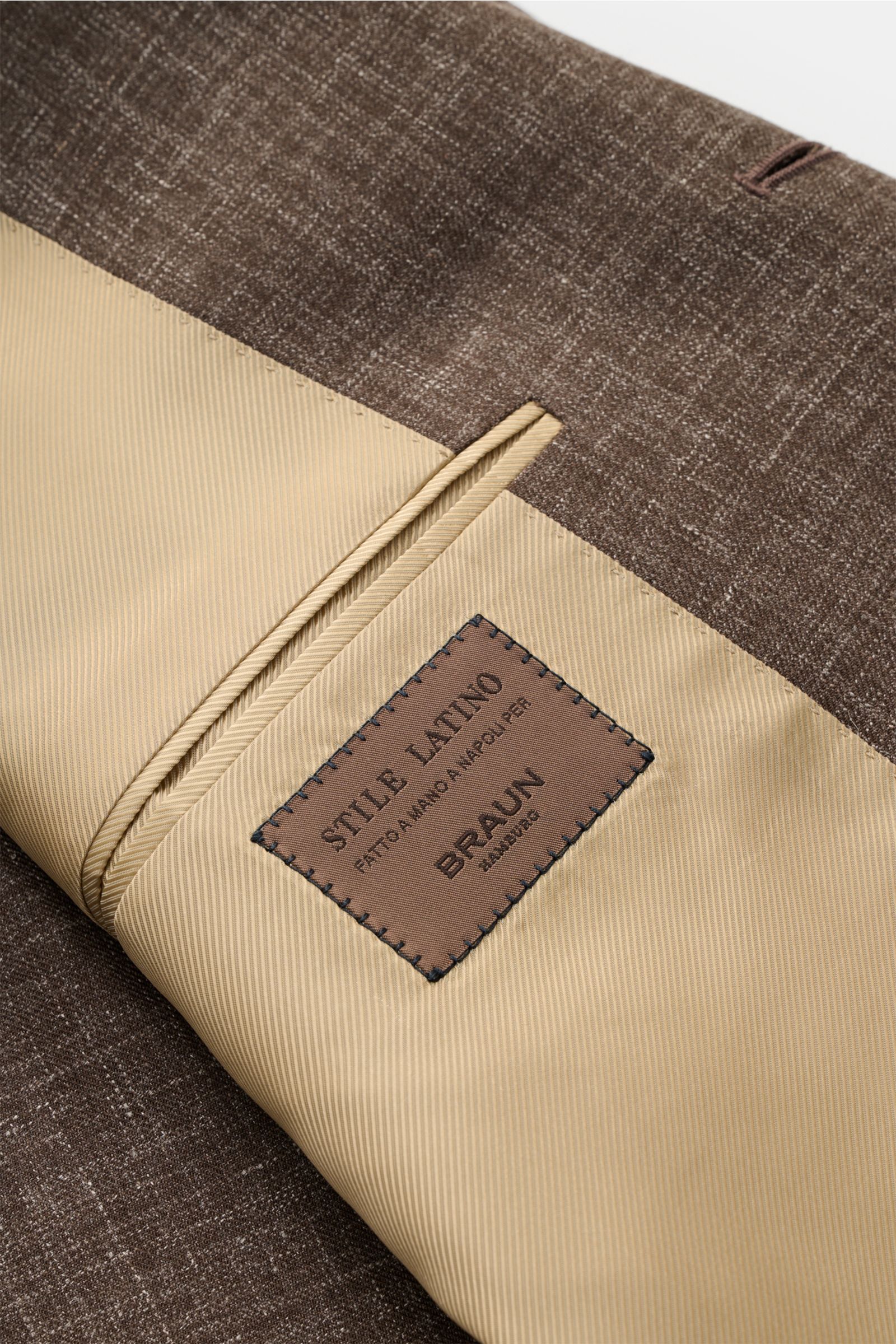 Close-up angled view of the inner lining and label of the Stile Latino Smart-casual jacket 'Vincenzo' dark brown mottled.

Description: The classic smart-casual jacket 'Vincenzo' by STILE LATINO has bags of Italian character: effortlessly create charis