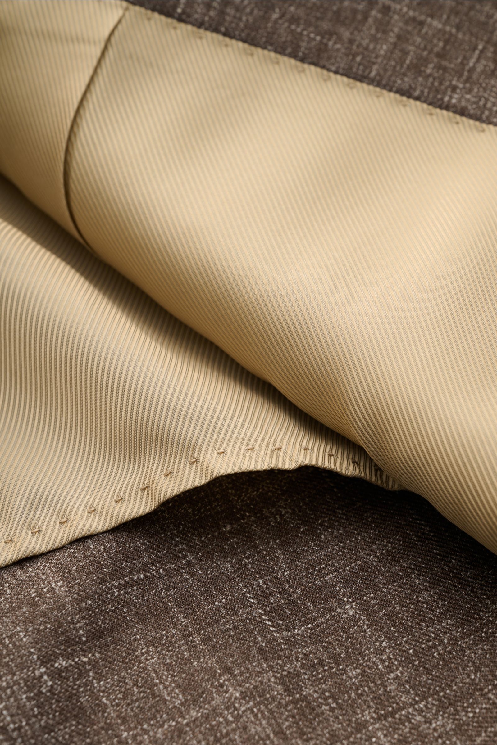Close-up of the inner lining and fabric texture of the Stile Latino Smart-casual jacket 'Vincenzo' dark brown mottled, photographed from above showing fine wool-linen blend with soft beige striped lining.

Description: The classic smart-casual jacket '