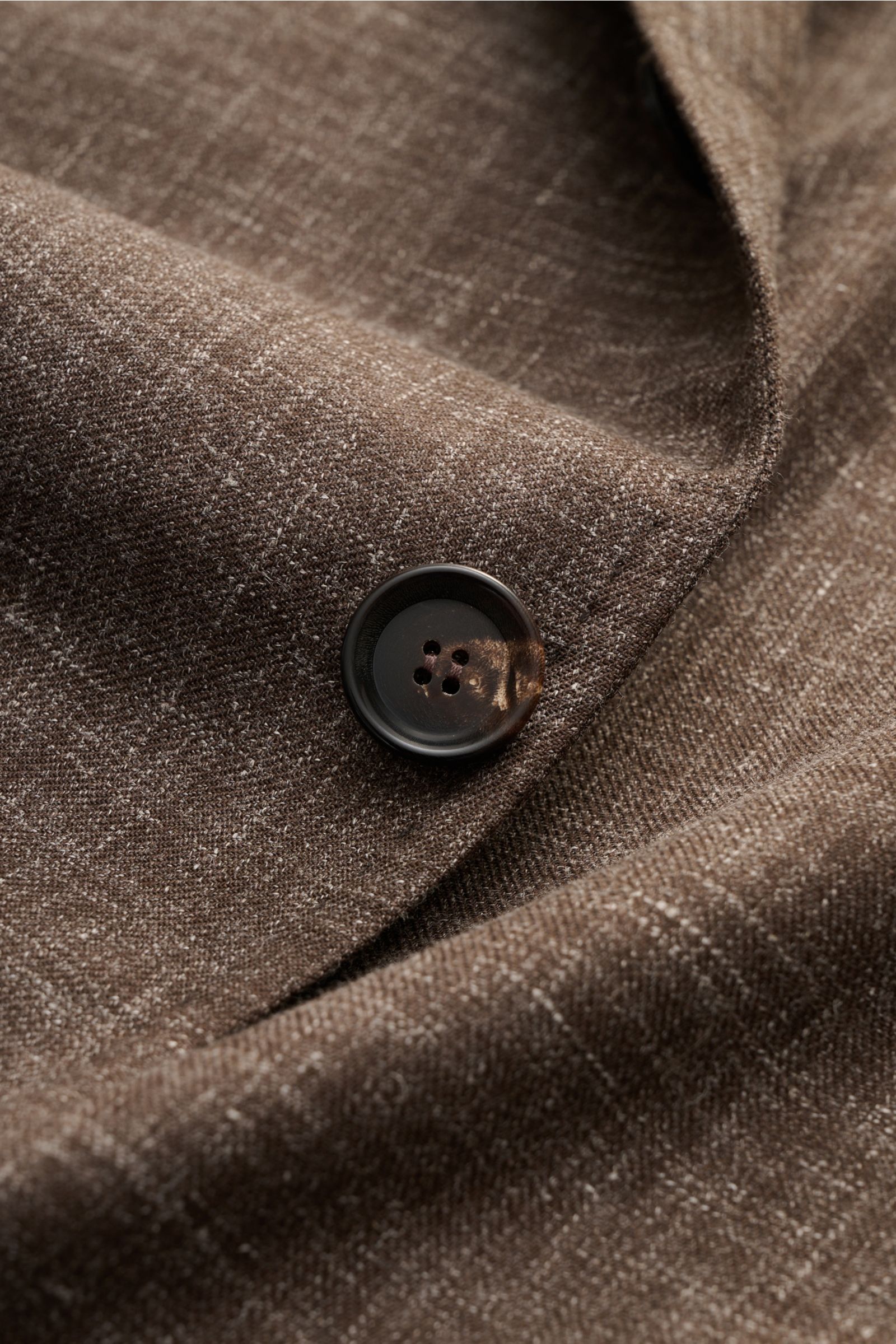 Close-up of the button and textured fabric of the Stile Latino Smart-casual jacket 'Vincenzo' dark brown mottled, showing fine wool-linen blend.

Description: The classic smart-casual jacket 'Vincenzo' by STILE LATINO has bags of Italian character: eff