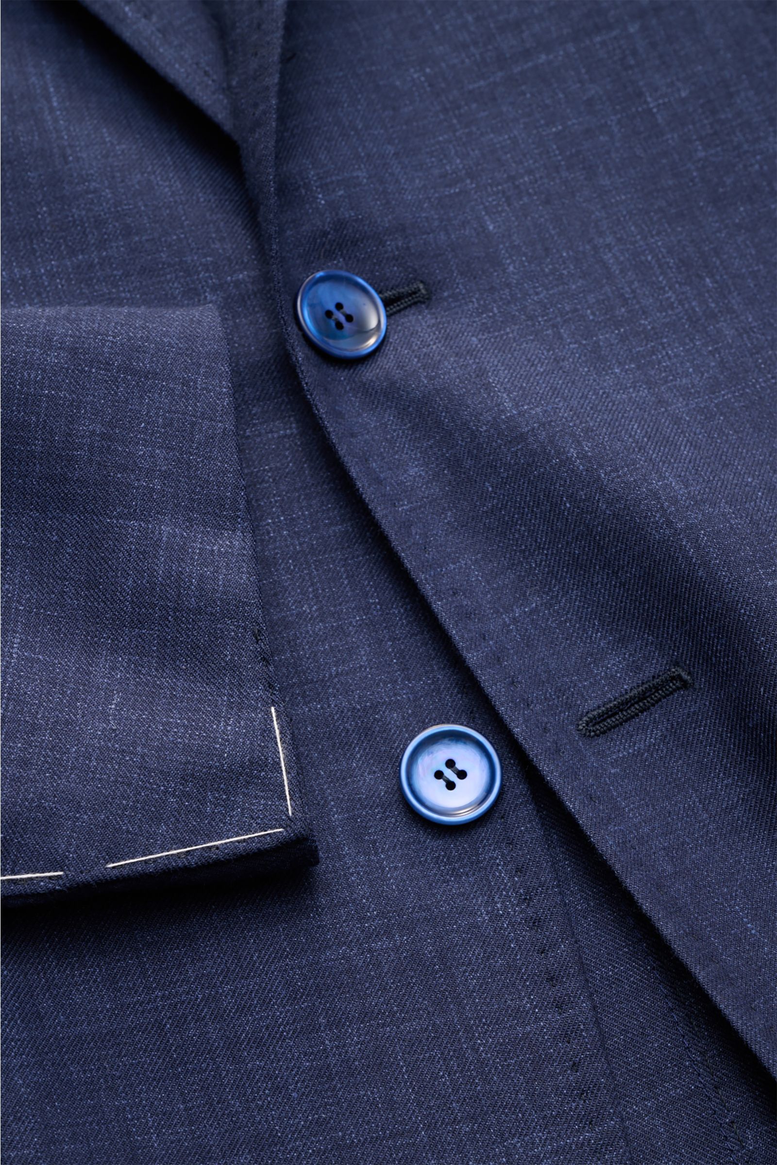Nahaufnahme des Stile Latino Sakkos 'Vincenzo' navy meliert von oben, Slim Fit, Woll-Leinen-Mix, drei Knöpfe, fallendes Revers.