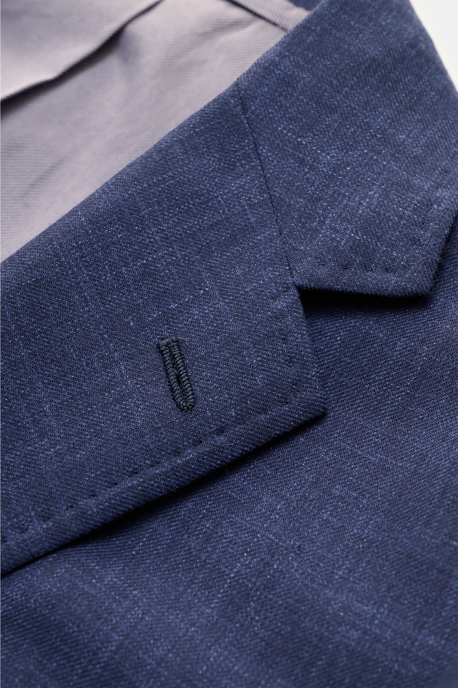 Nahaufnahme des fallenden Revers vom Stile Latino Sakko 'Vincenzo' navy meliert aus Wolle-Leinen-Mix mit weichem Griff.