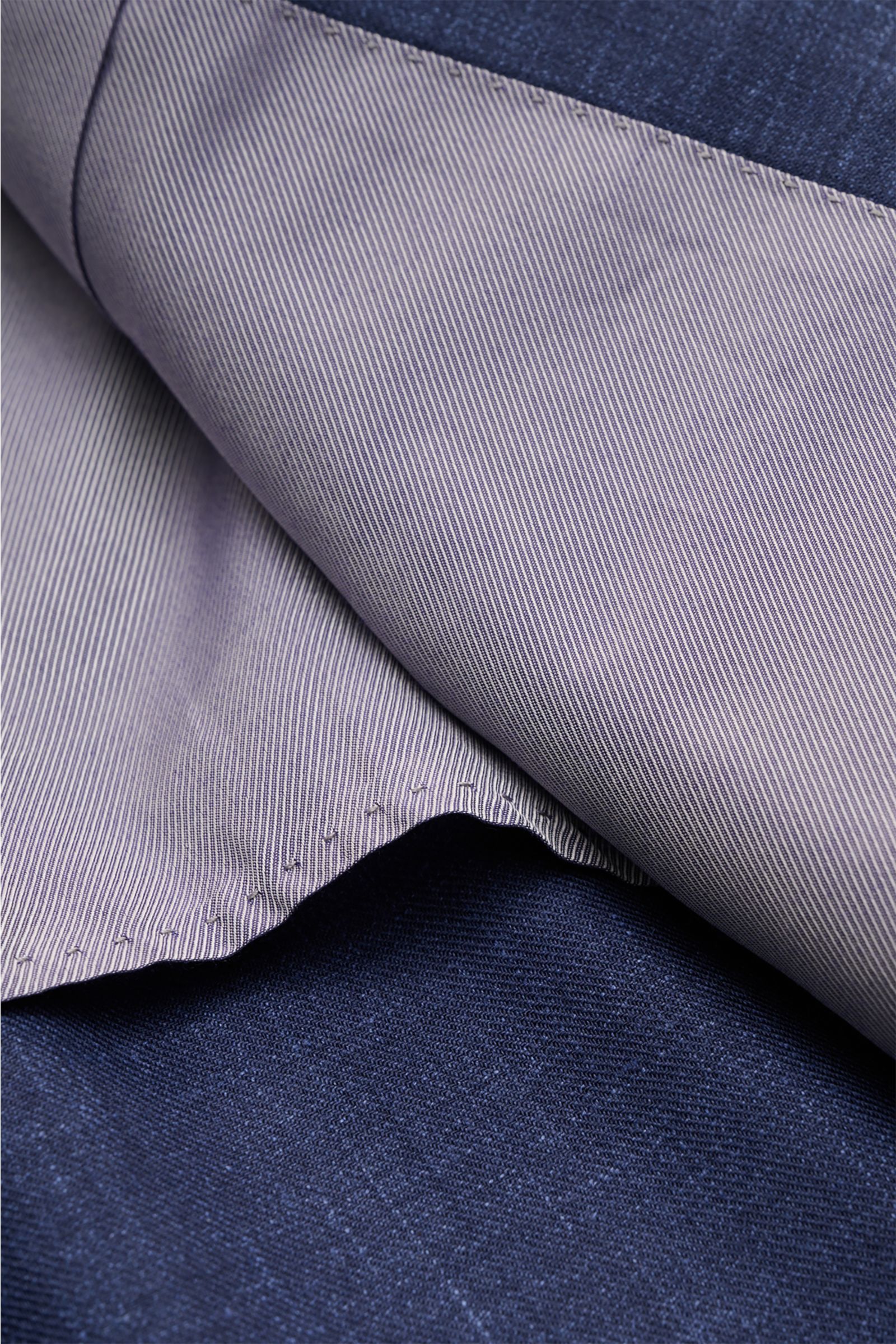 Nahaufnahme des halb gefütterten Stile Latino Sakkos 'Vincenzo' navy meliert mit weichem Wolle-Leinen-Mix und feiner Innenfutterstruktur.