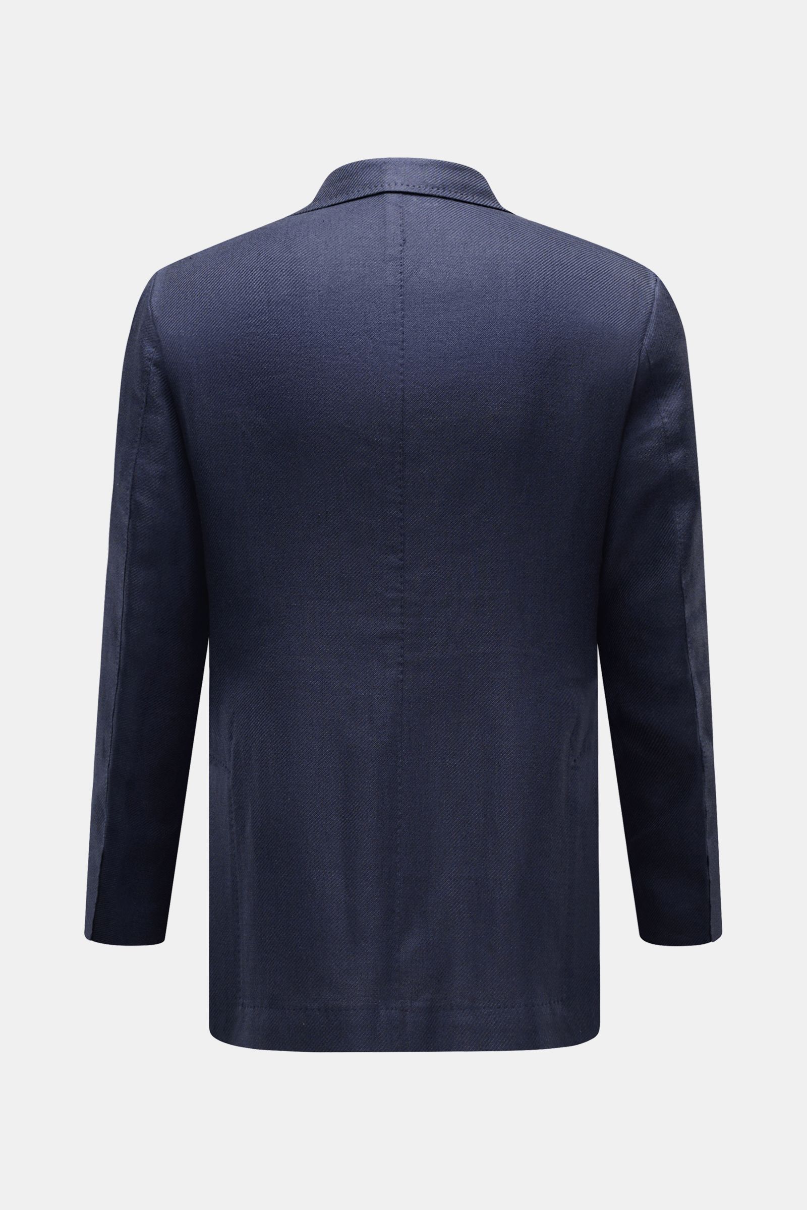 Back view of Sipario Sakko 'Ginza' navy jacket in slim fit, made of linen, silk, and cotton with a fine structured fabric and light quality.

Description: Leichtigkeit mit Stil: Das Sakko 'Ginza' von SIPARIO setzt auf eine reduzierte, ungefütterte Kons