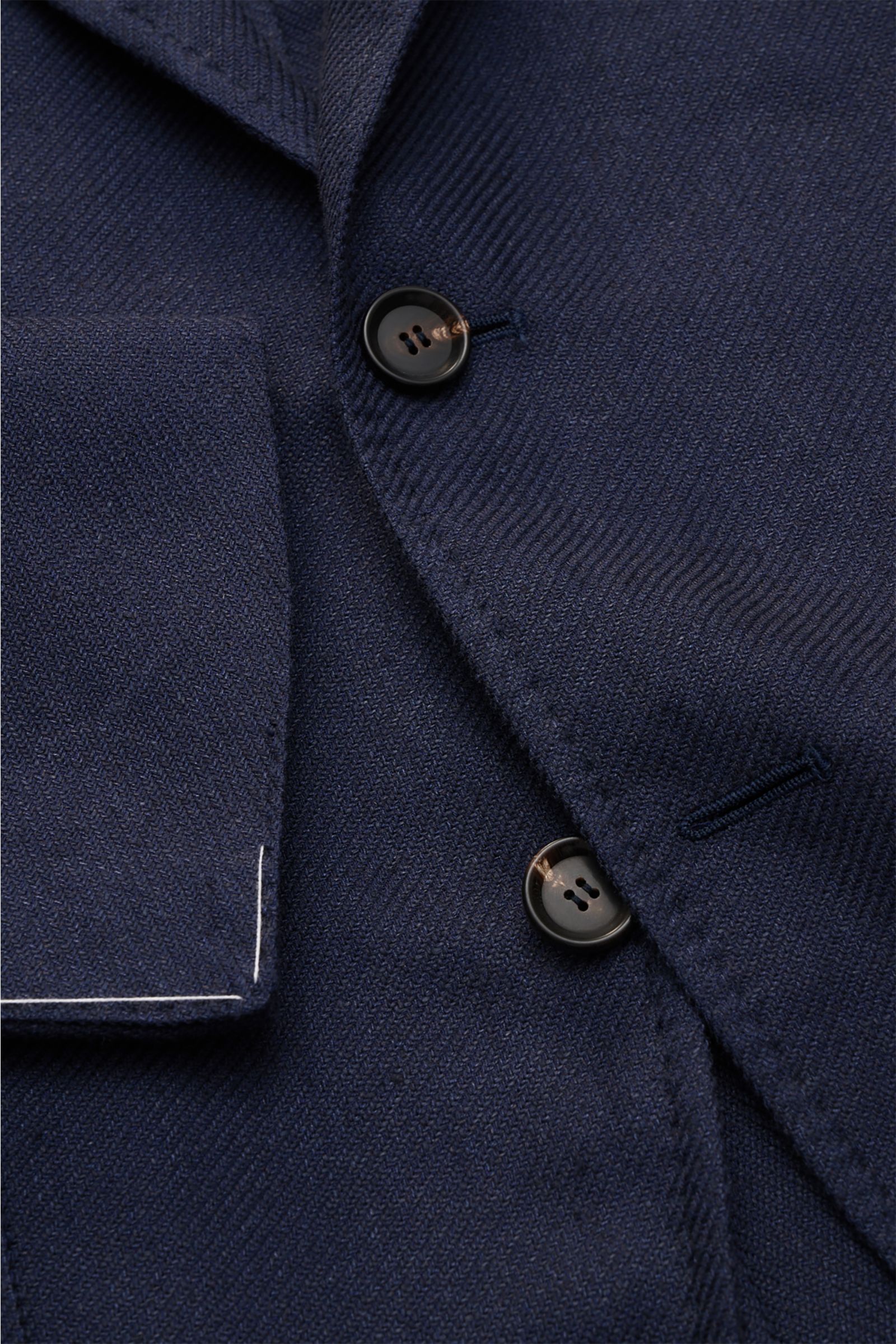 Close-up front view of Sipario Sakko 'Ginza' navy jacket showing buttons, fine textured fabric, and lapel details.

Description: Leichtigkeit mit Stil: Das Sakko 'Ginza' von SIPARIO setzt auf eine reduzierte, ungefütterte Konstruktion Leinen, Seide und