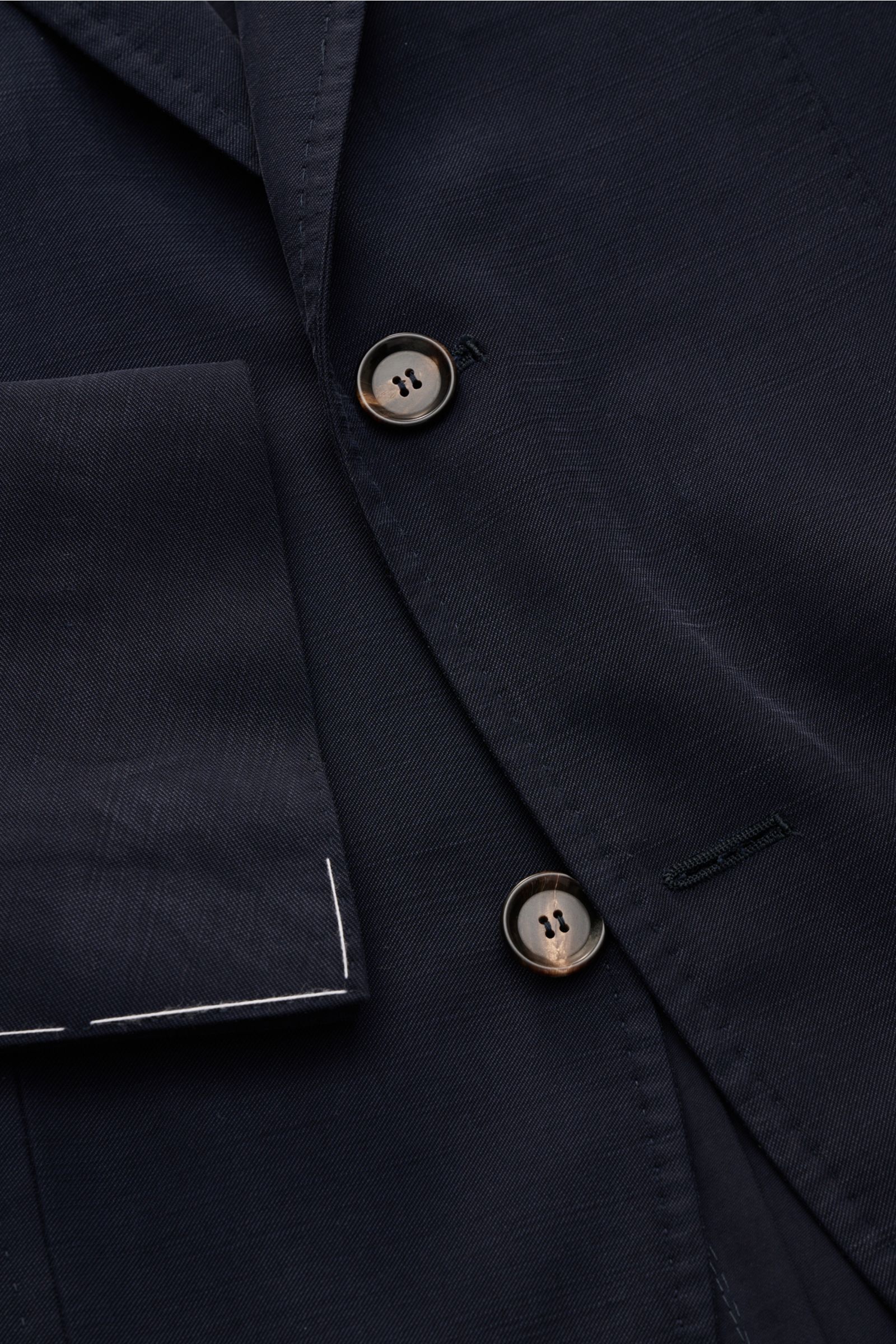 Close-up front view of the Sipario Smart-casual jacket 'Ginza' dark navy showing buttons and stitching details.

Lightweight and stylish: The smart-casual jacket 'Ginza' by SIPARIO features a pared-down, unlined design in soft viscose – ideal for confi