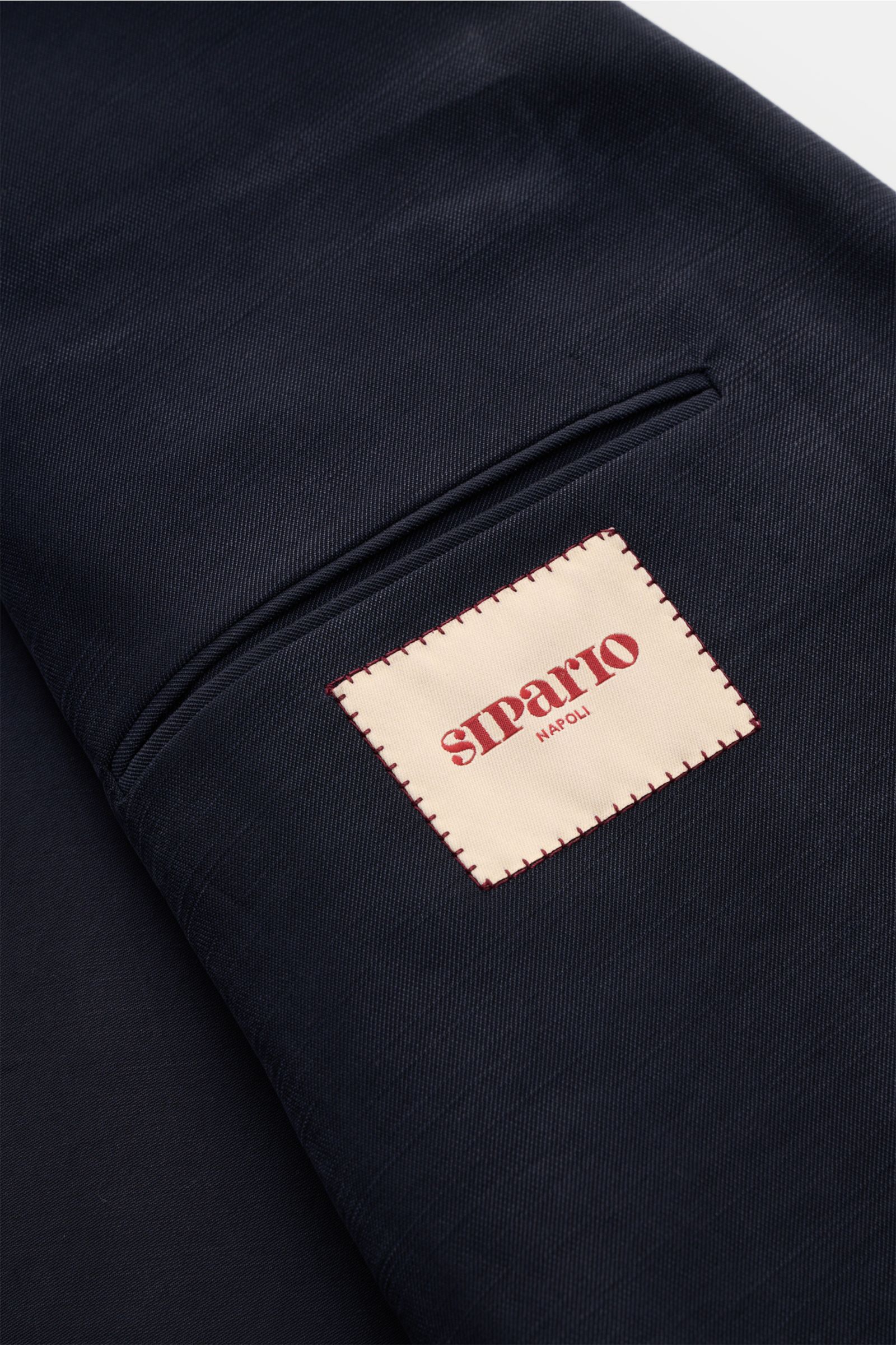 Close-up view of the inside pocket and cream label of the Sipario Smart-casual jacket 'Ginza' dark navy in soft viscose blend fabric.

Lightweight and stylish: The smart-casual jacket 'Ginza' by SIPARIO features a pared-down, unlined design in soft vis