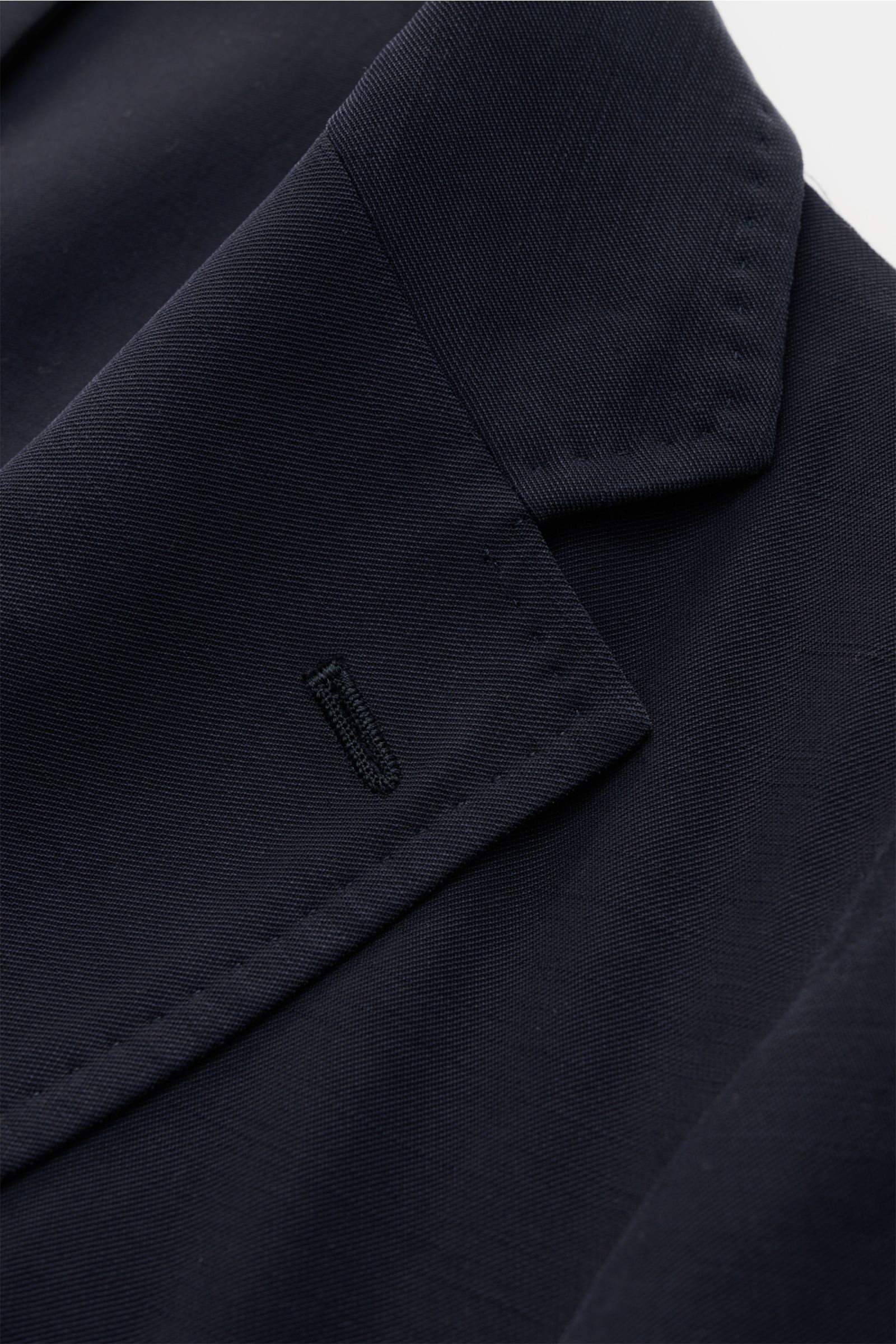 Close-up front-side view of Sipario Smart-casual jacket 'Ginza' dark navy showing textured fabric and lapel details. Lightweight and stylish: The smart-casual jacket 'Ginza' by SIPARIO features a pared-down, unlined design in soft viscose – ideal for conf