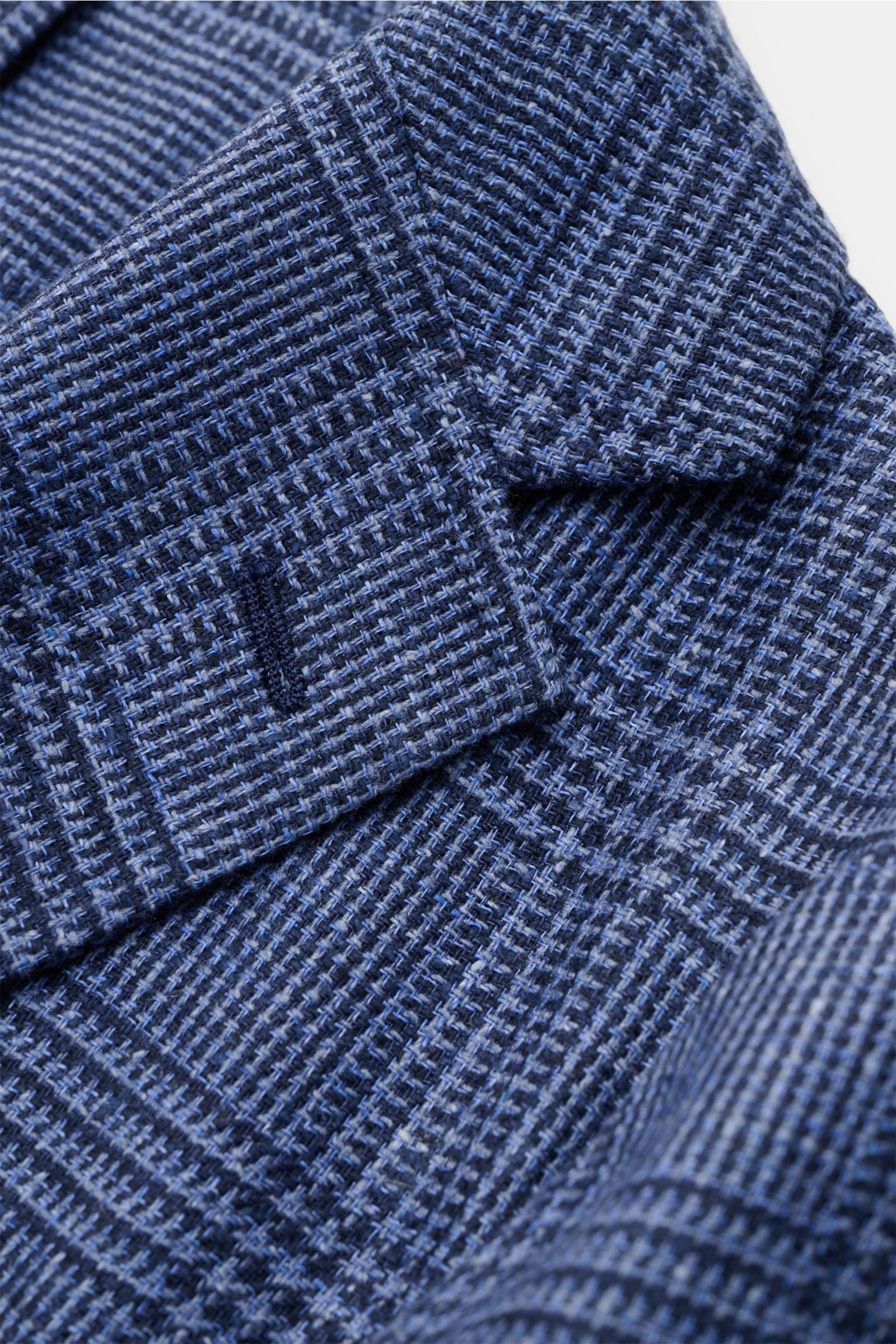 Close-up front-side view of the Sipario Smart-casual jacket 'Ginza' grey-blue/black checked, showing its classic glen check pattern and linen-silk blend fabric.

Description: Lightweight and stylish: The smart-casual jacket 'Ginza' by SIPARIO features cla