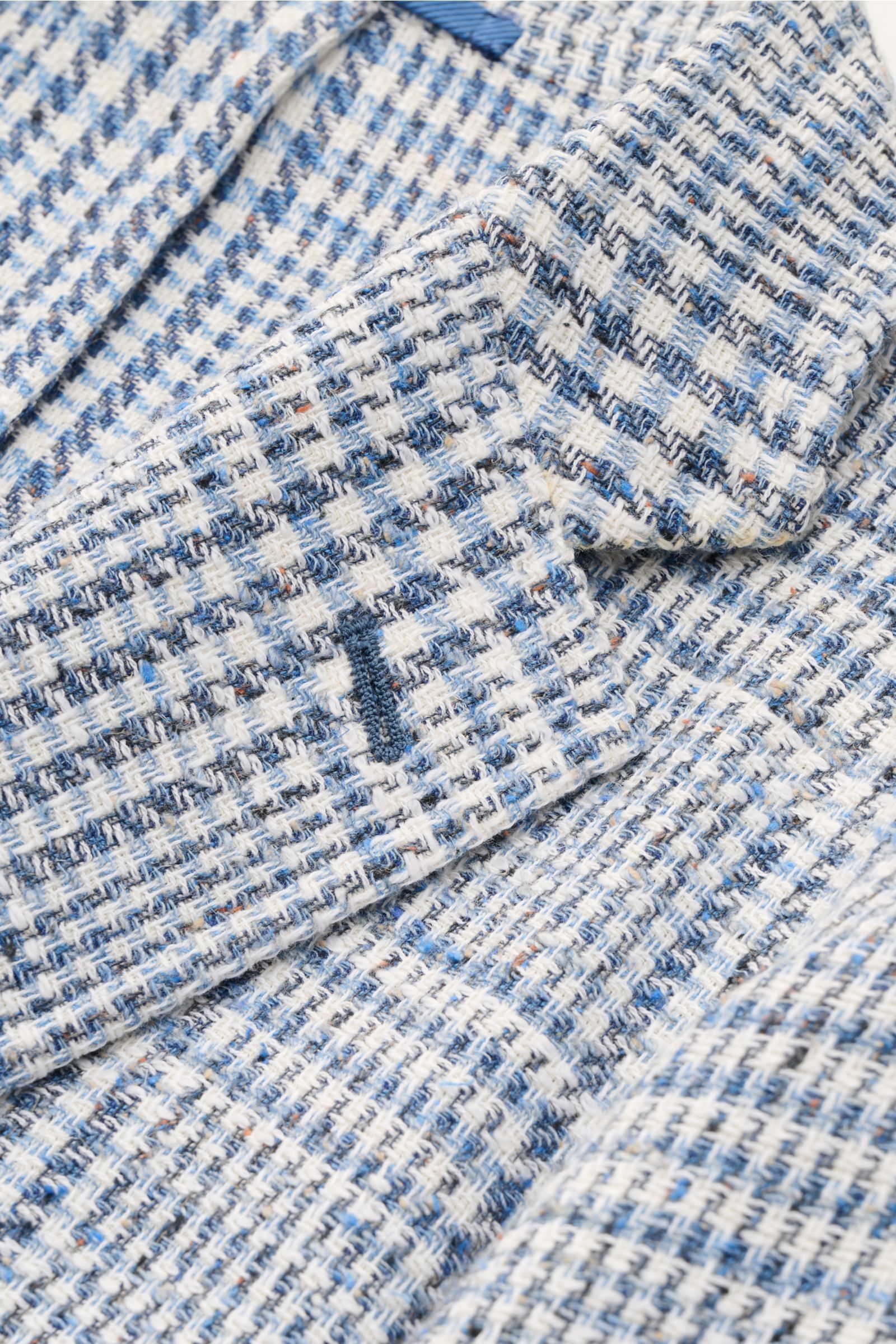Close-up view of Sipario Smart-casual jacket 'Ginza' grey-blue/off-white checked showing textured lightweight cotton Panama fabric and buttonhole detail.

Structure with style: The smart-casual jacket 'Ginza' by SIPARIO in lightweight cotton Panama is 