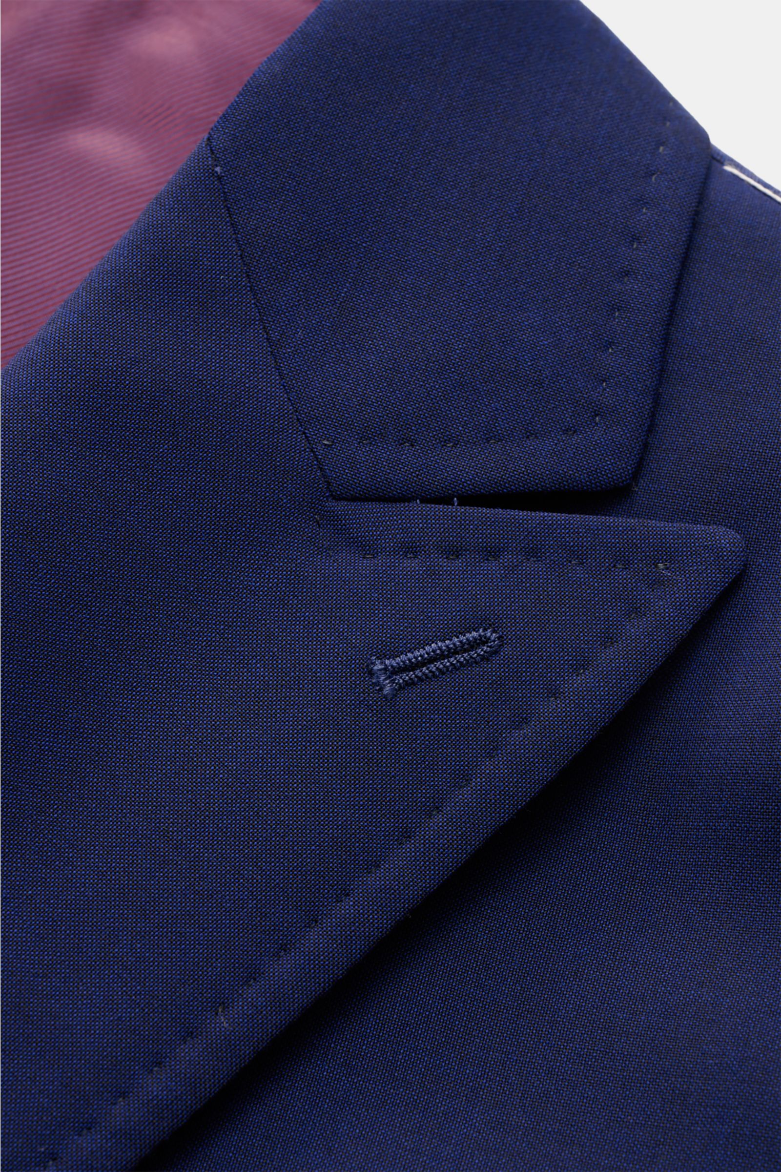Nahaufnahme des dunkelblauen Sipario Sakko 'Ivan' Kragens mit zweireihigem Zwei-Knopf-Stil, Spitzrevers und weichem Wollstoff.