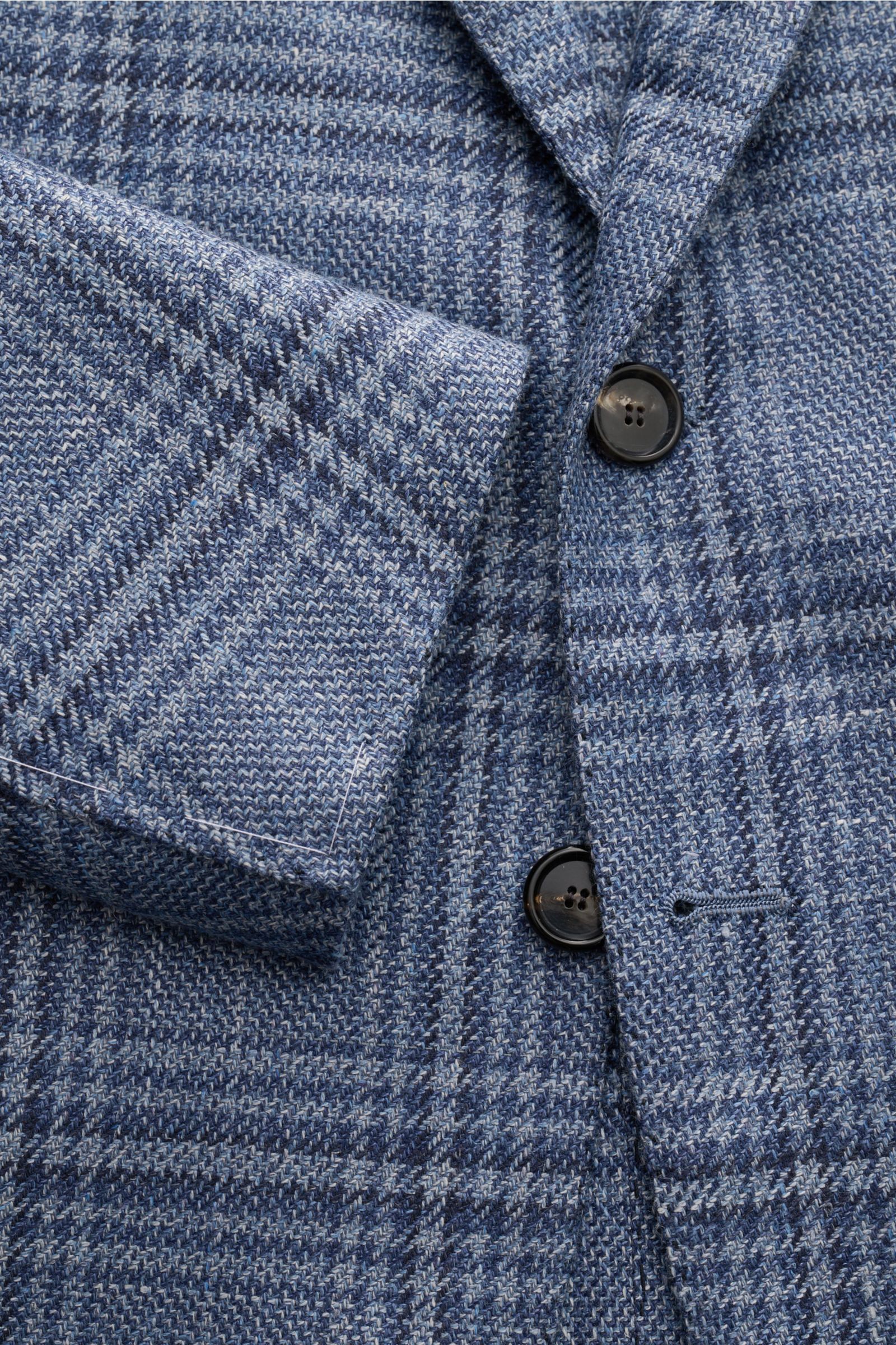 Nahaufnahme des Cesare Attolini Sakko navy/graublau kariert, Slim Fit mit Karo-Webmuster, weichem Griff, tailliertem Drei-Knopf-Stil und fallendem Revers.