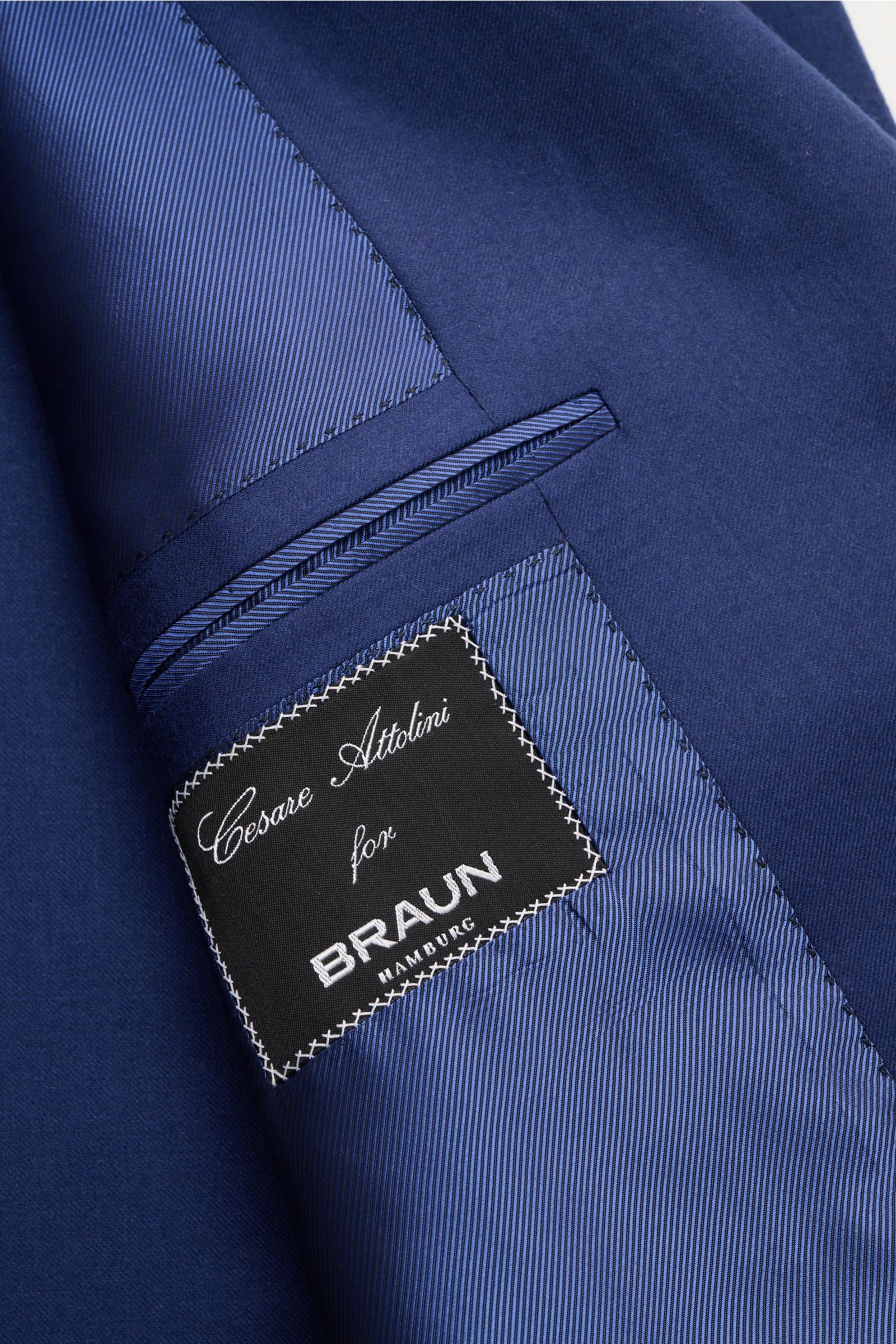 Close-up inside view of the Cesare Attolini Cashmere smart-casual jacket dark blue showing the label and inner pocket detailing. 

Enjoy luxury from CESARE ATTOLINI: This timeless smart-casual jacket in the finest pure cashmere has been made exclusivel