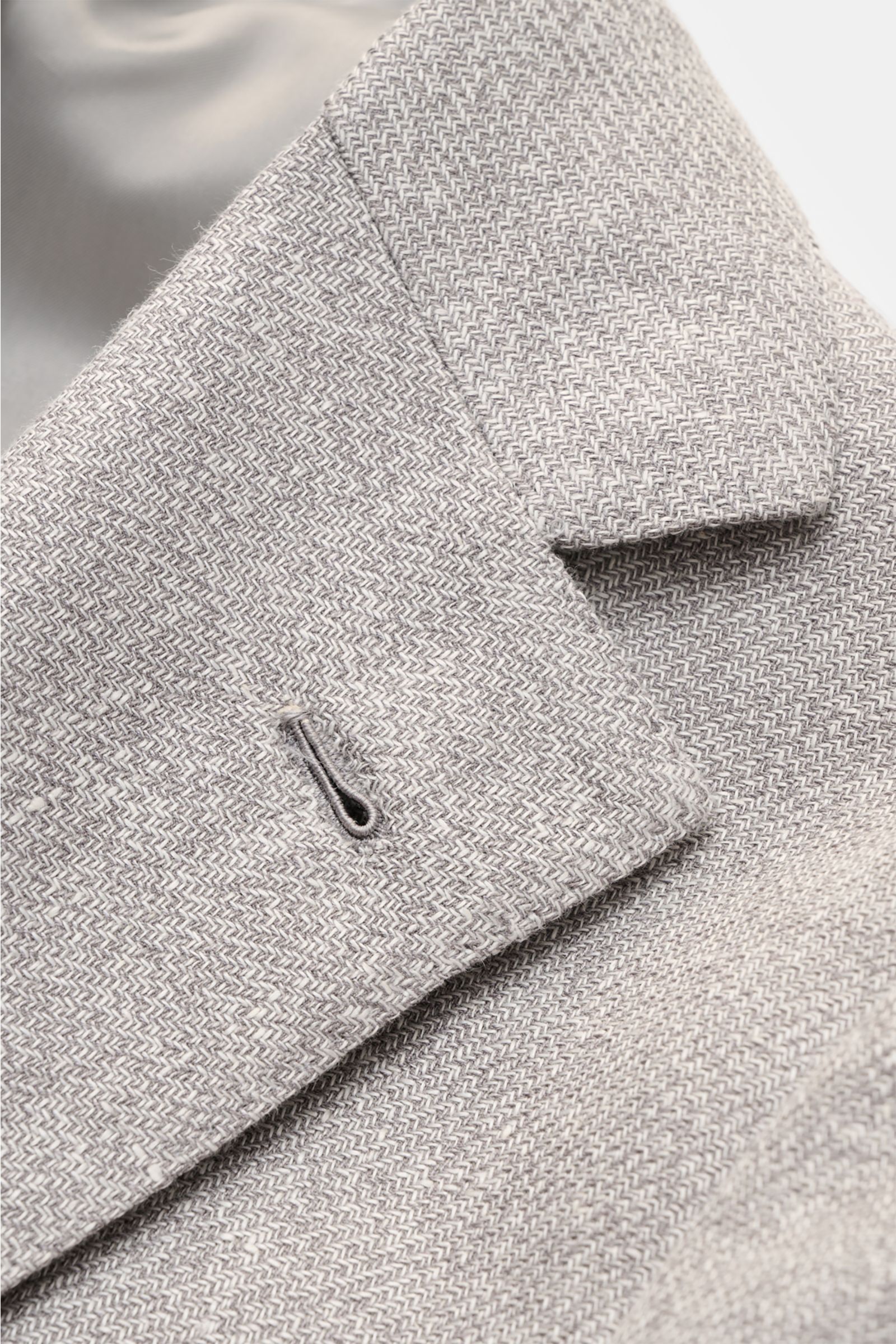 Close-up front detail of Borrelli Smart-casual jacket 'Procida' grey/off-white mottled showing step lapel and textured fabric.

Description: Business elegance in a summery design: With its lightweight material and exceptional feel, the smart-casual jacket