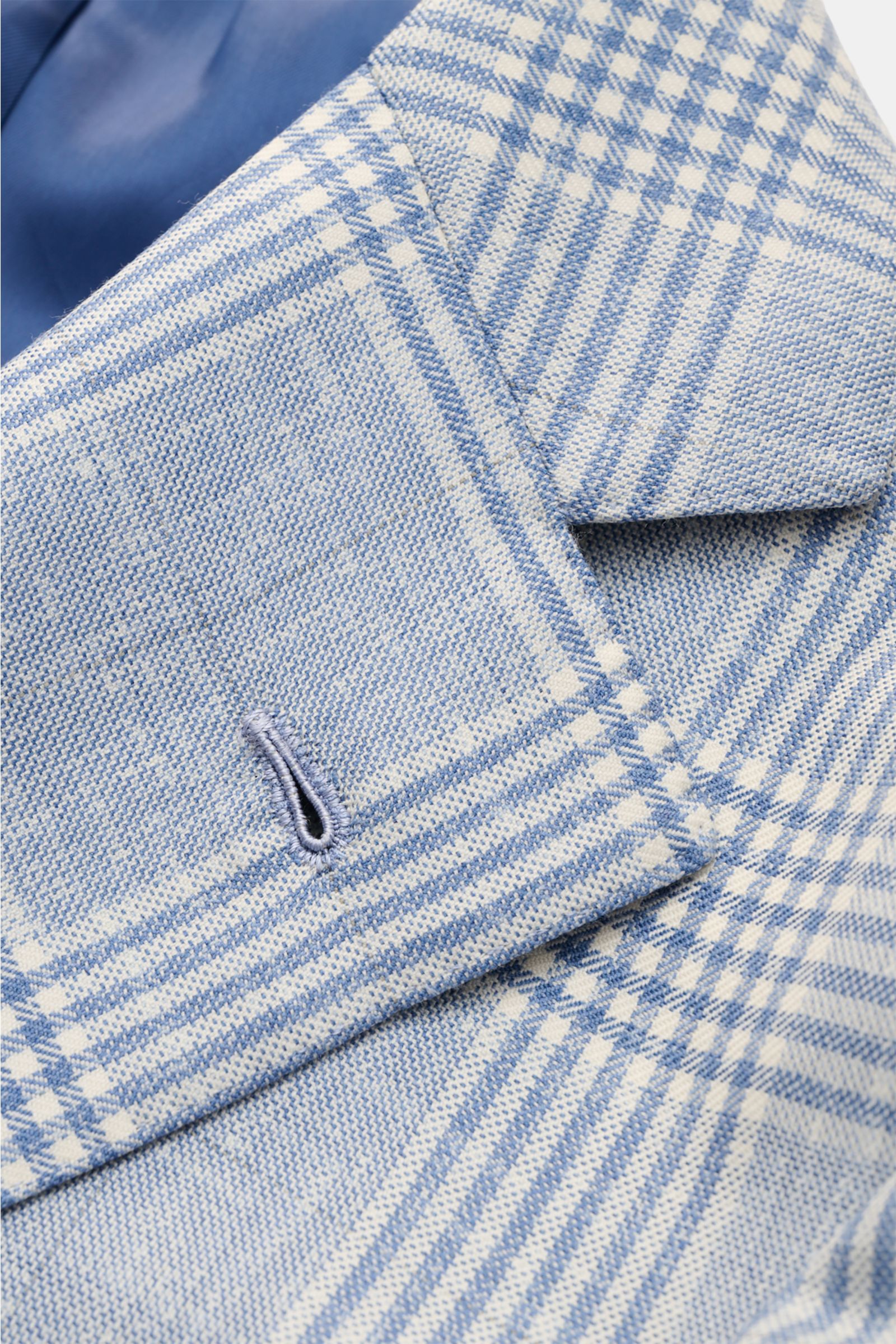 Nahaufnahme des Borrelli Sakkos 'Procida' rauchblau/offwhite kariert von schräg oben, zeigt Glencheck-Muster, fallendes Revers und Knopfloch.