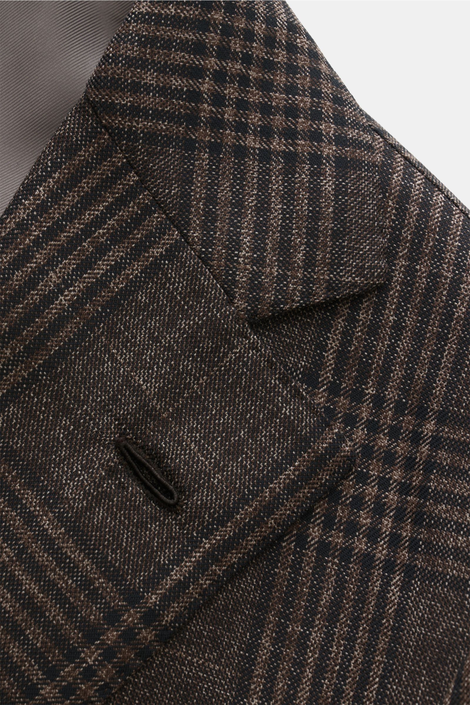 Borrelli Sakko 'Procida' braun/schwarz kariert, Nahaufnahme von fallendem Revers und Knopfloch, edler Woll-Cashmere-Mix, Slim Fit.