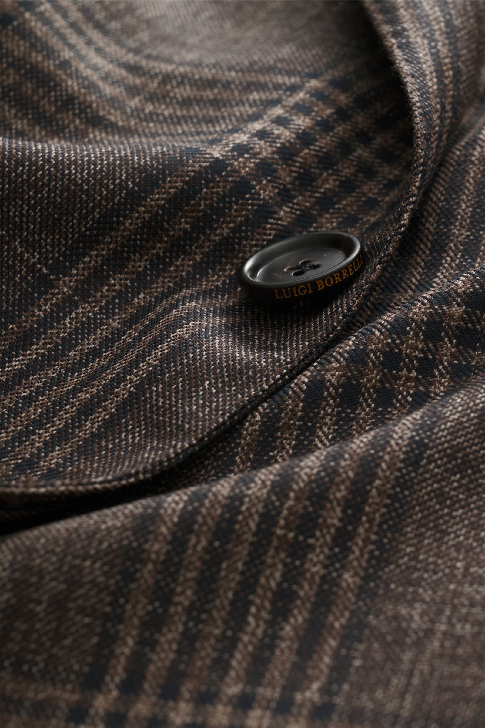 Nahaufnahme des braun/schwarz karierten Borrelli Sakko 'Procida' mit Knopf und Glencheck-Muster aus Wolle mit Cashmere, weicher Griff.