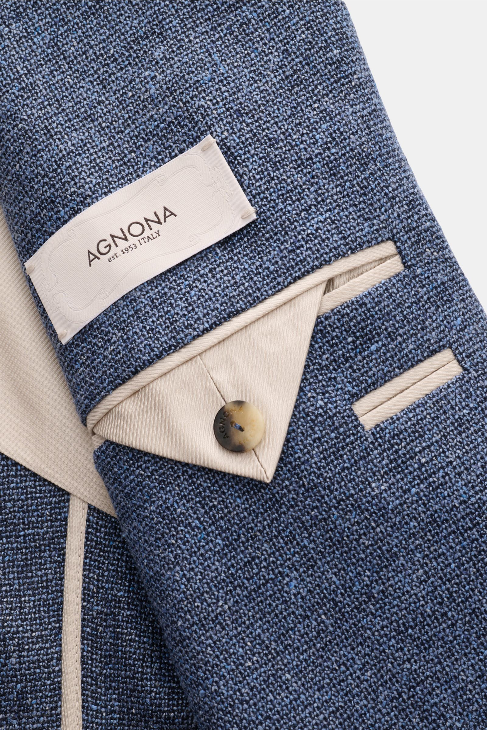 Nahaufnahme des halb gefütterten Agnona Sakko rauchblau meliert aus Woll-Seidenmischung, Slim Fit mit feiner Handwerkskunst.