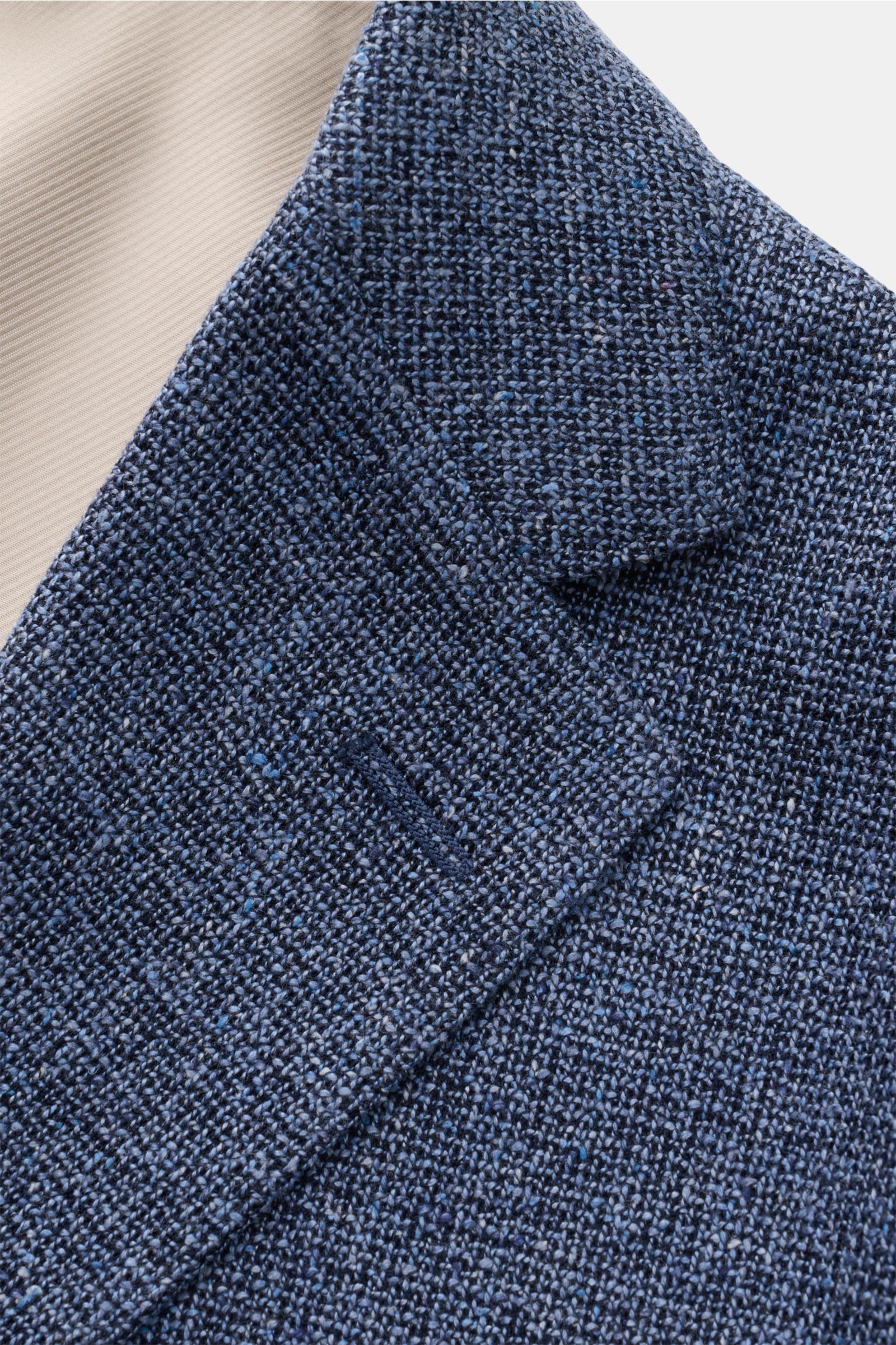 Nahaufnahme des Agnona Sakko rauchblau meliert mit tailliertem Zwei-Knopf-Stil, fallendem Revers und Woll-Seiden-Mischung.