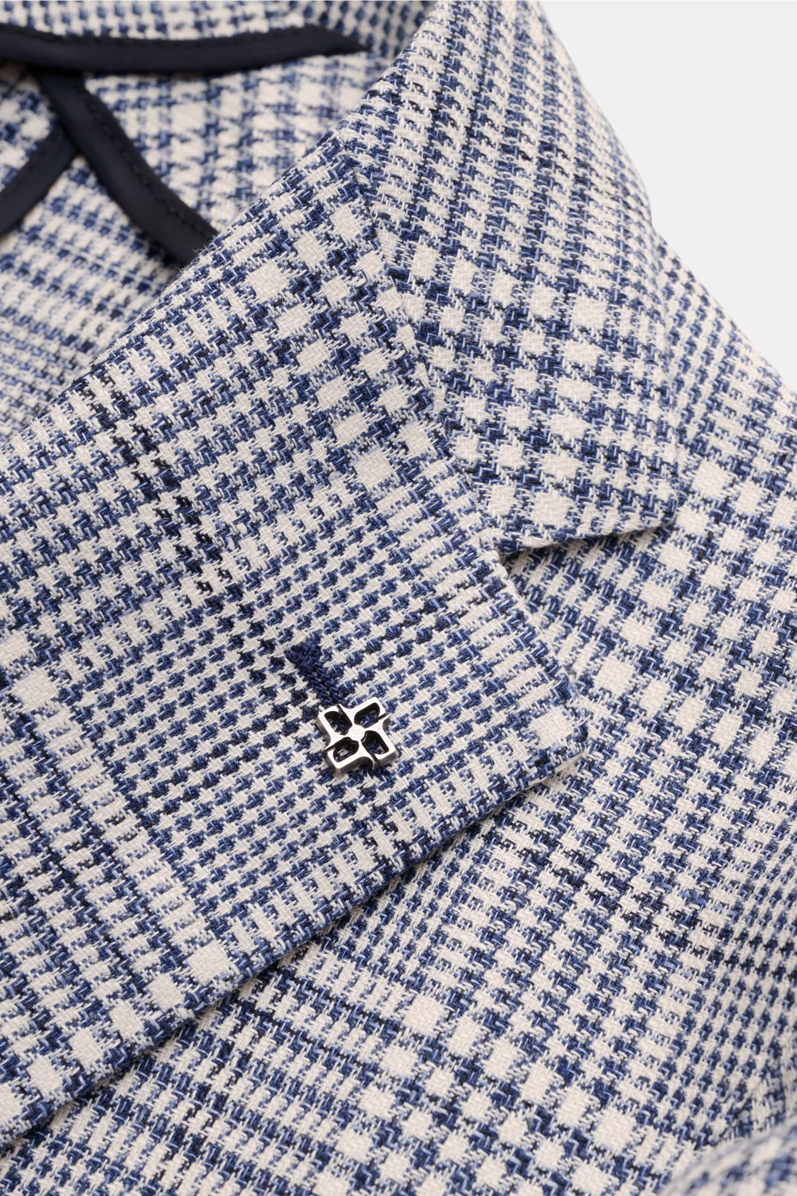 Tagliatore Smart-casual jacket 'Monte Carlo' dark blue/cream checked, close-up front collar view showing Glen check pattern, signature pin, linen-cotton blend fabric.

Timeless classic with an Italian touch: The sophisticated smart-casual jacket 'Monte Ca