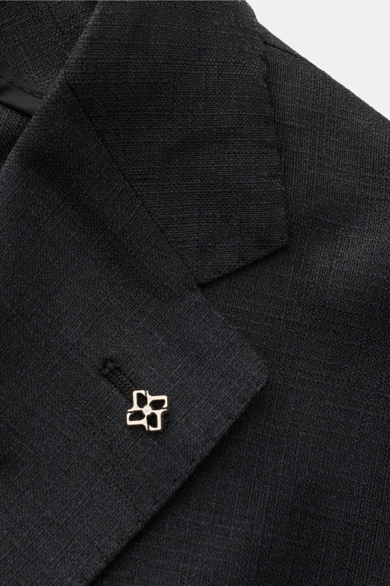 Close-up front view of the lapel and signature pin on the Tagliatore Smart-casual jacket 'Monte Carlo' black, showing fine textured fabric.

Timeless classic: This elegant smart-casual jacket by TAGLIATORE exudes Italian sophistication and is a stylish