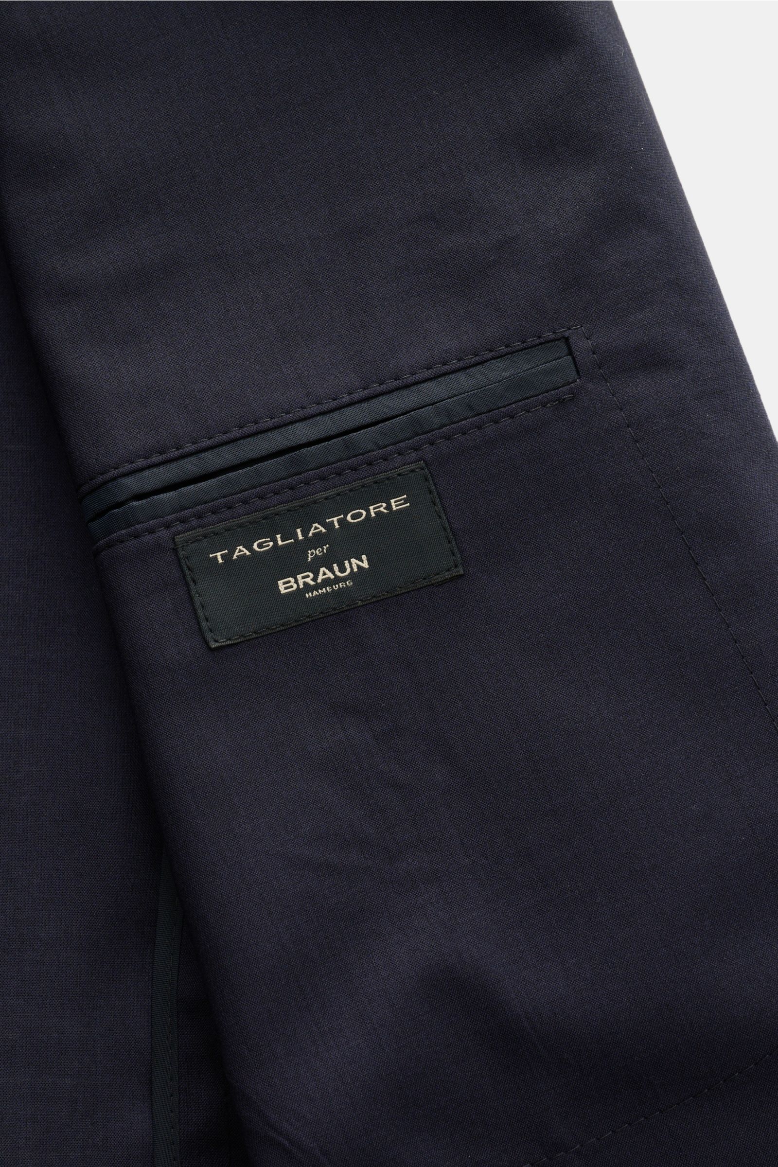 Close-up from above of the inside pocket with a Tagliatore label on the navy Tagliatore Smart-casual jacket 'Monte Carlo' navy.

