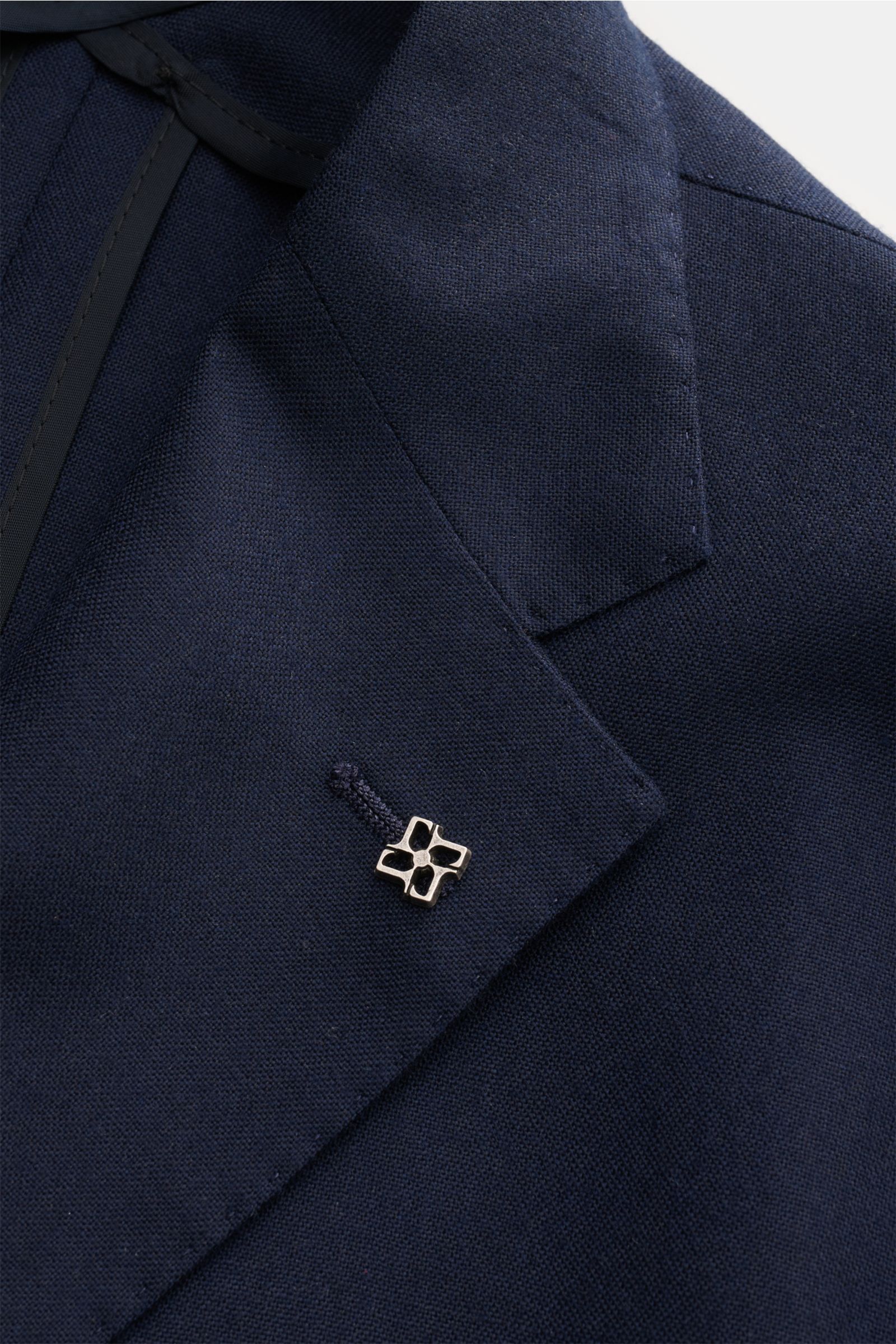 Tagliatore Cashmere Sakko 'Monte Carlo' navy, Detailaufnahme des fallenden Revers mit markentypischem Pin, reiner Cashmere, soft, Slim Fit.