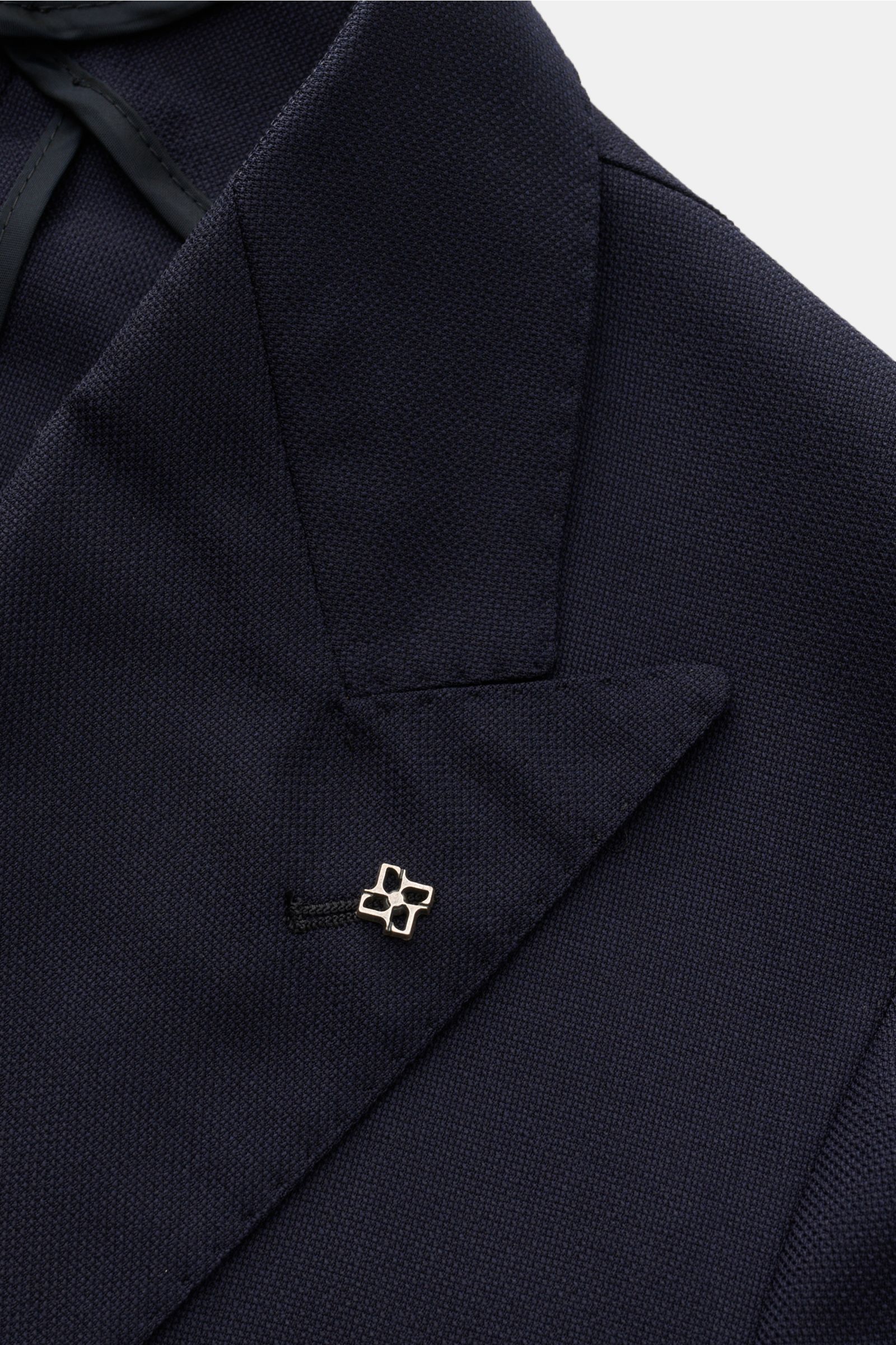 Tagliatore Sakko 'Monte Carlo' navy in Nahaufnahme von oben, zweireihig, Super 110'S Schurwolle, leicht elastisch, mit markantem Webstruktur und Revers-Pin.