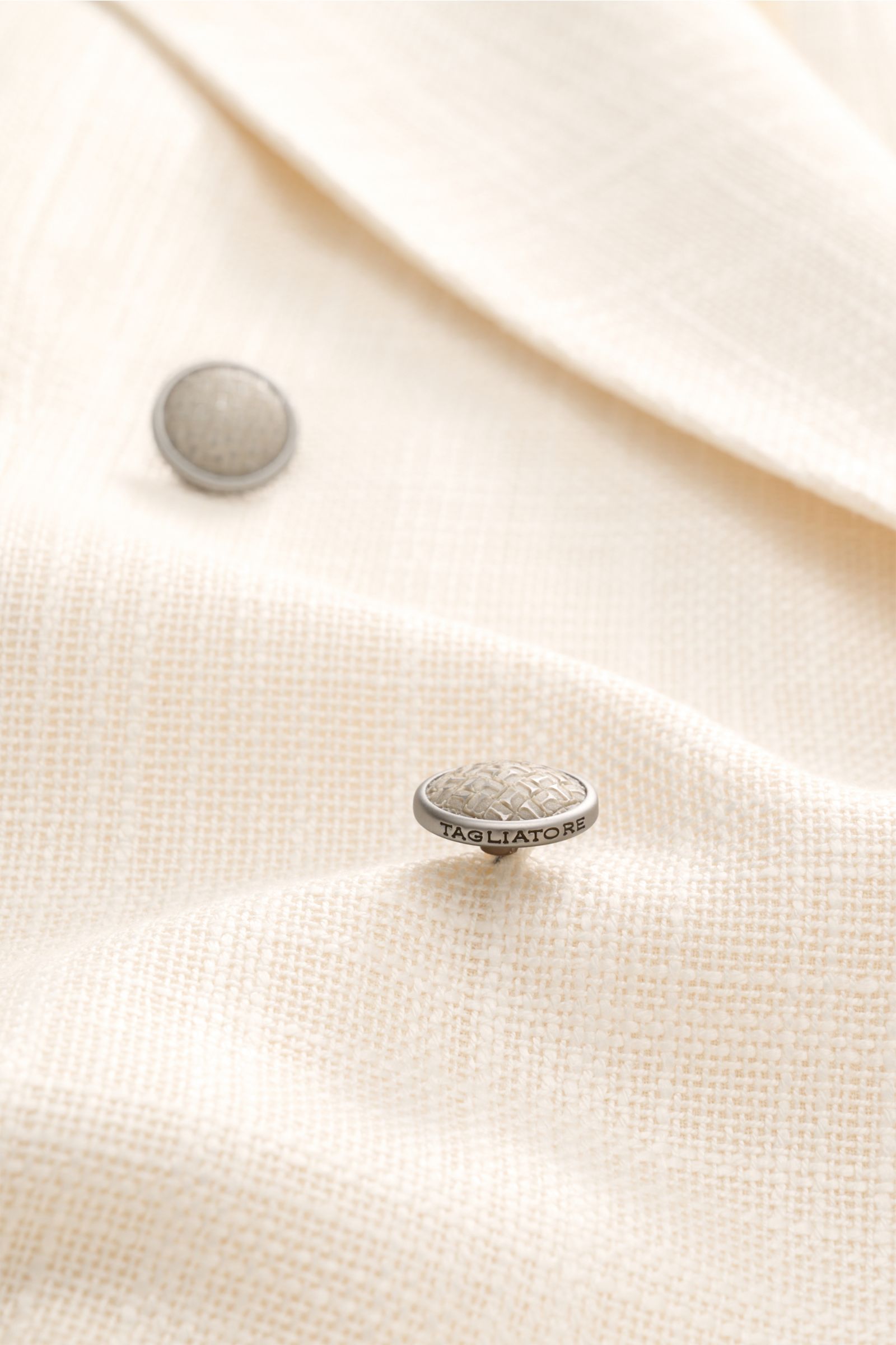Tagliatore Sakko 'Vesuvio' creme, Nahaufnahme von Knöpfen und Webstruktur, weicher Griff, leichte Sommerqualität, Slim Fit, zweireihig, Spitzrevers.