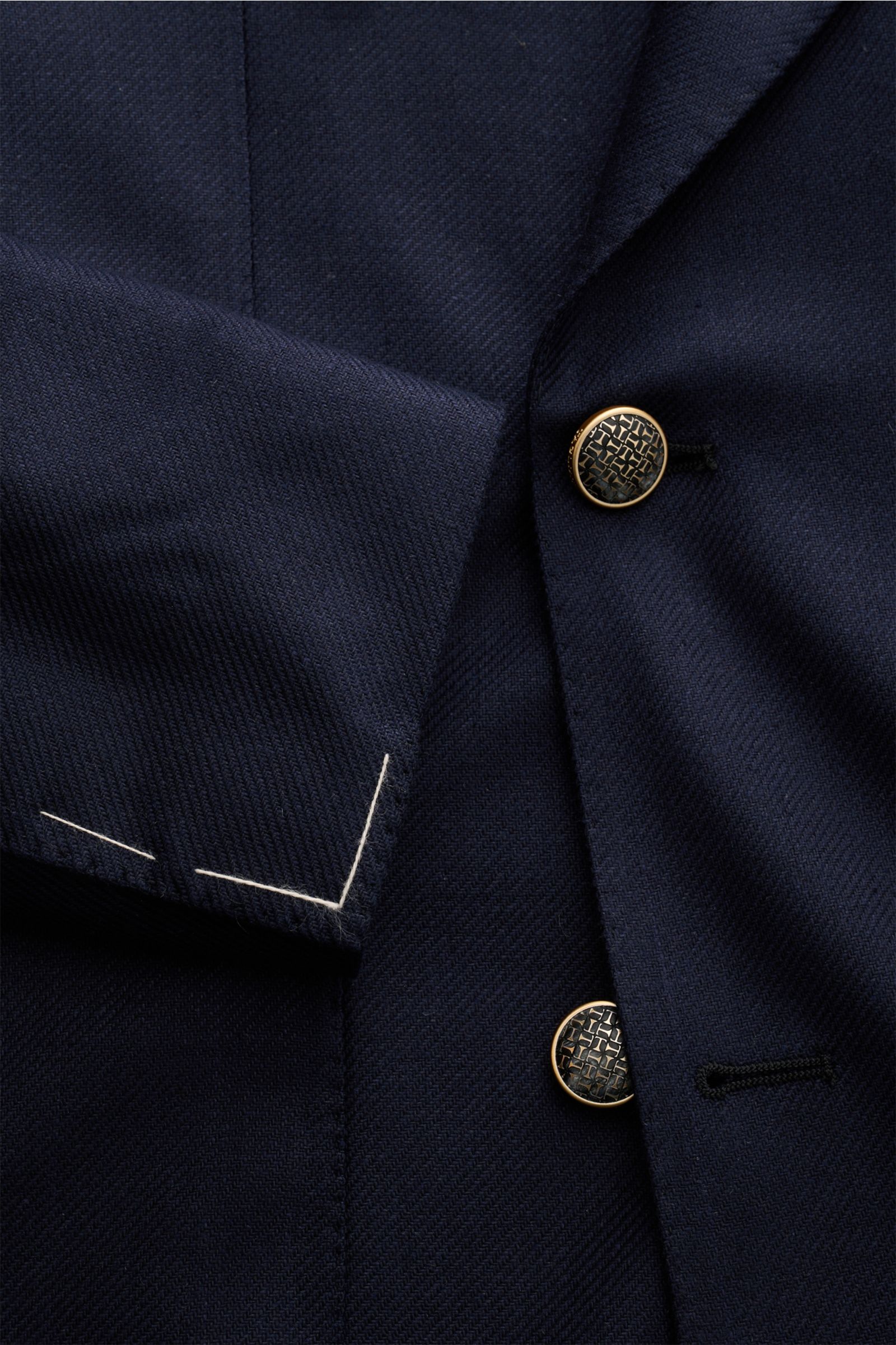 Tagliatore Seidensakko 'Vesuvio' navy in Nahaufnahme von vorne, Slim Fit, reine Seide, markante Webstruktur, zweireihiger Drei-Knopf-Stil, Spitzrevers, weicher Griff.