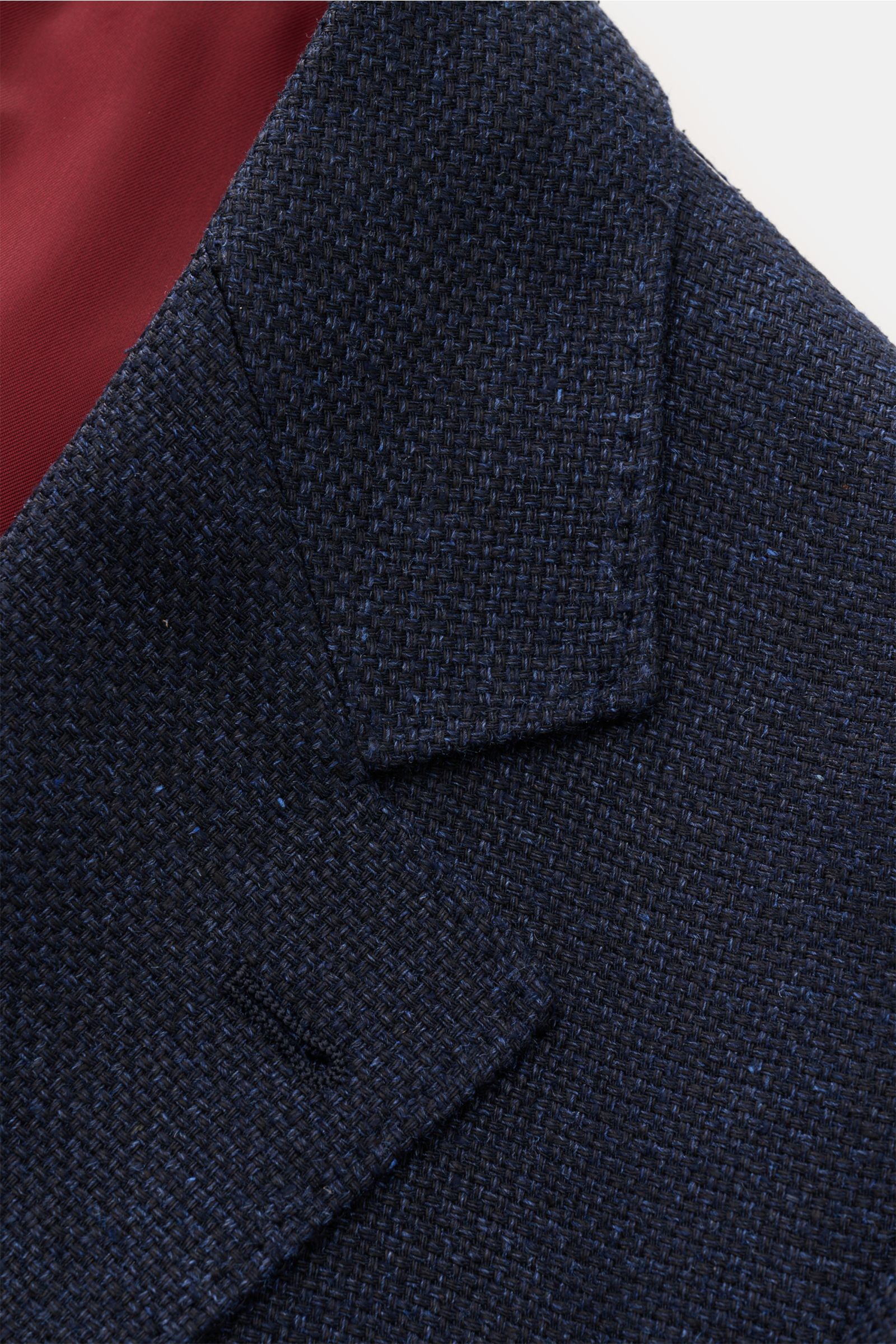 Close-up of Brunello Cucinelli Sakko navy meliert showcasing the textured wool, silk, and linen blend fabric with natural elegance from a top-front angle.