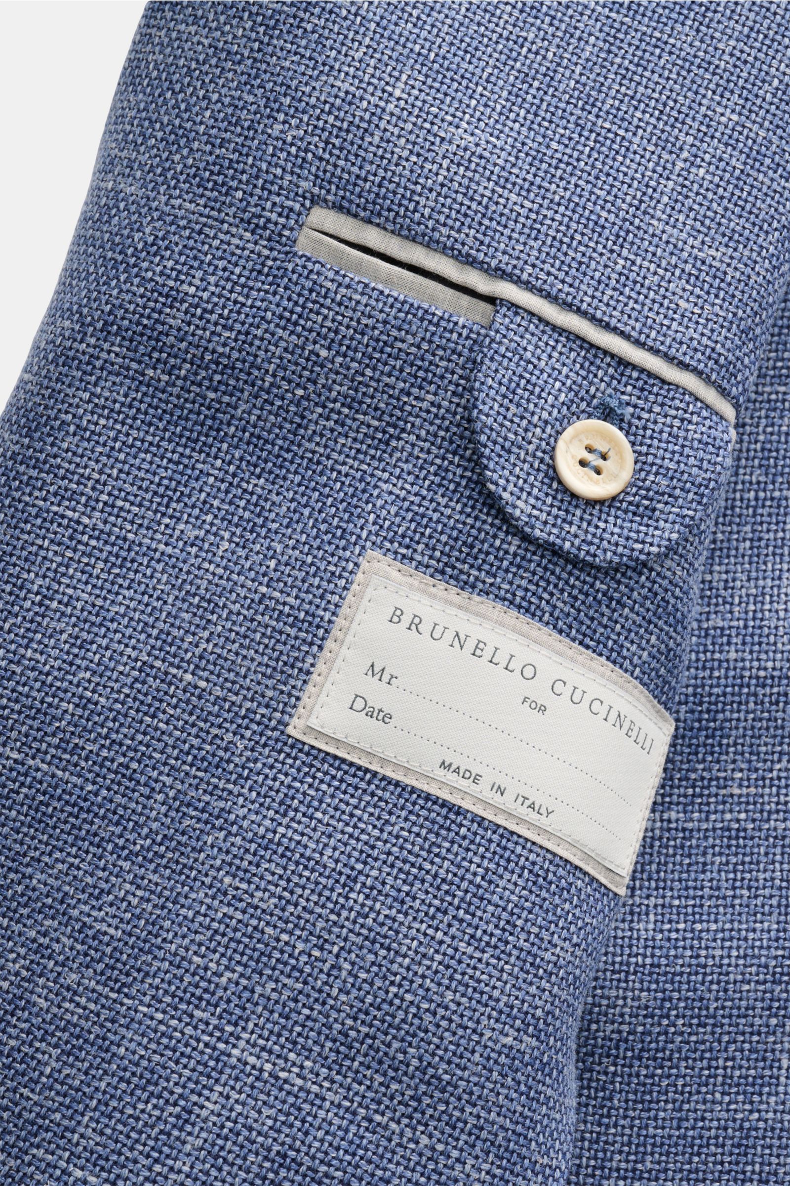 Brunello Cucinelli Sakko graublau meliert, Detailansicht von außen mit Panamagewebe, Brusttasche, Knopf und Label, edler Seide-Leinen-Woll-Mix.