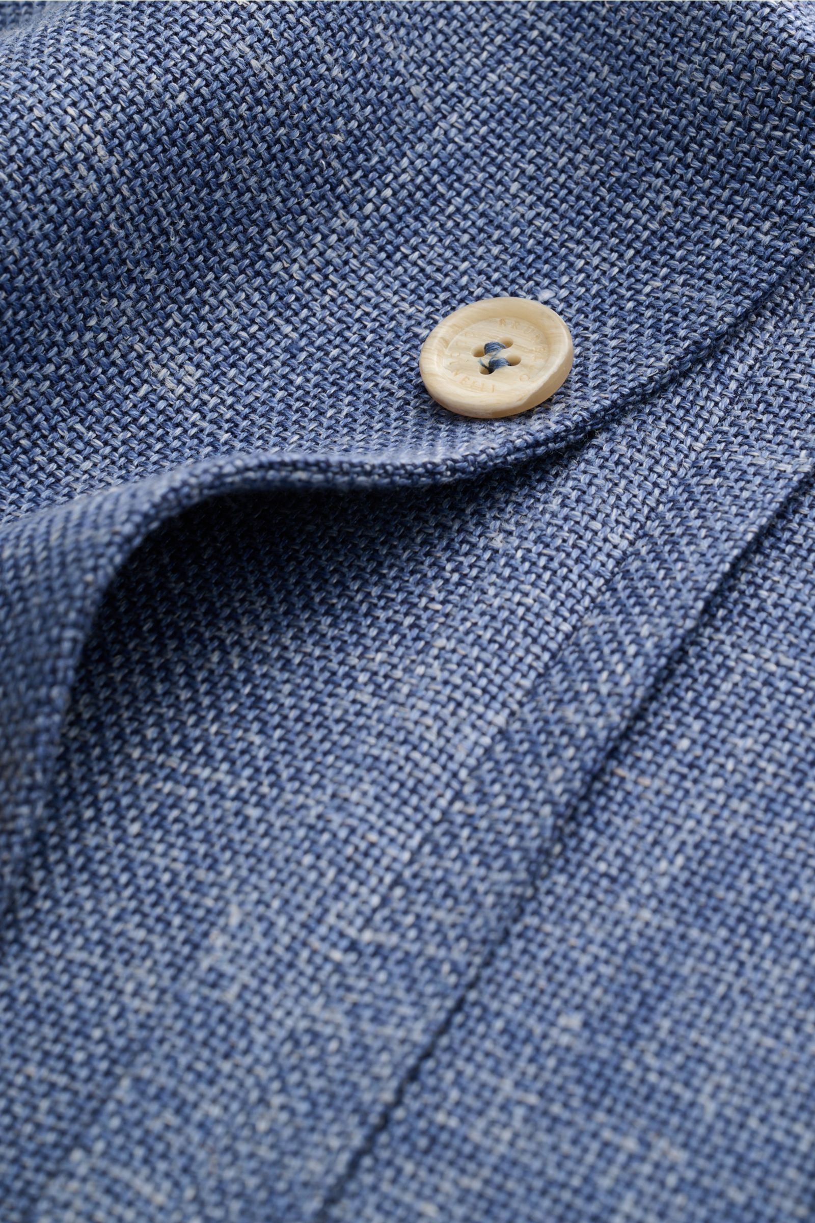 Brunello Cucinelli Sakko graublau meliert, Detailansicht der luftigen Panama-Webstruktur mit hellem Knopf, Dreiknopf-Stil aus Seide, Leinen, Wolle.