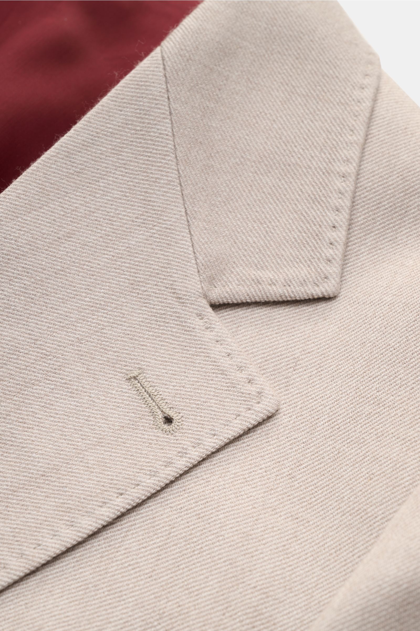 Brunello Cucinelli Sakko sand meliert, Detailaufnahme Revers mit fallendem Kragen, melierte Webstruktur, Cashmere-Seide-Mix, Slim Fit, edel und klassisch.